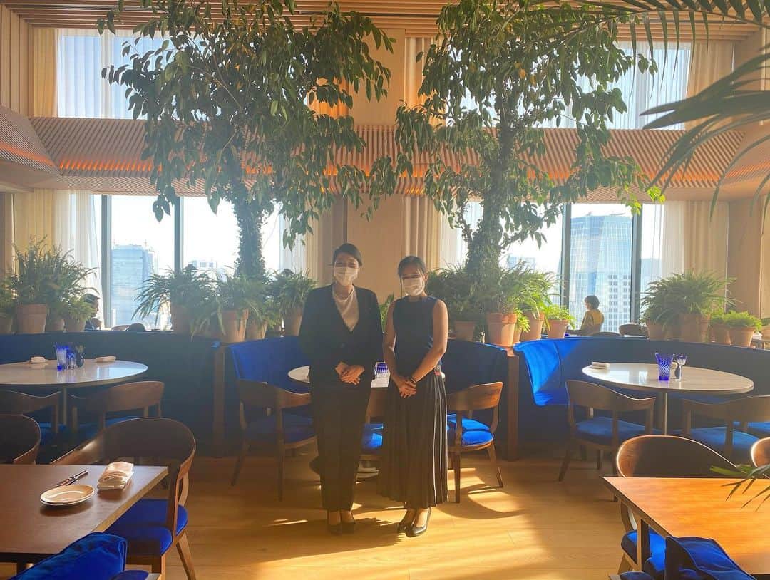 マキ・コニクソンさんのインスタグラム写真 - (マキ・コニクソンInstagram)「Lobby Floorにある Blue Roomで美味しい朝食を食べました！😋  グラノーラとアボカドトーストにフレンチトーストをオーダーしたよ！小さなポーションだから全部完食！Yummy! 😋  店内は私が大好きなブルーカラー！💙💙  窓側の席でタワー🗼ちゃま を見ながらの朝食は サイコーのコウちゃん👍🏼 お勧めでーす！😊  #東京のホテル巡り #コニクソンのホテルレポ✍🏻  #tokyoeditiontoranomon  #東京エディション虎ノ門  #美味しい朝食」11月15日 20時08分 - makikonikson
