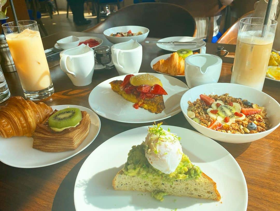 マキ・コニクソンさんのインスタグラム写真 - (マキ・コニクソンInstagram)「Lobby Floorにある Blue Roomで美味しい朝食を食べました！😋  グラノーラとアボカドトーストにフレンチトーストをオーダーしたよ！小さなポーションだから全部完食！Yummy! 😋  店内は私が大好きなブルーカラー！💙💙  窓側の席でタワー🗼ちゃま を見ながらの朝食は サイコーのコウちゃん👍🏼 お勧めでーす！😊  #東京のホテル巡り #コニクソンのホテルレポ✍🏻  #tokyoeditiontoranomon  #東京エディション虎ノ門  #美味しい朝食」11月15日 20時08分 - makikonikson