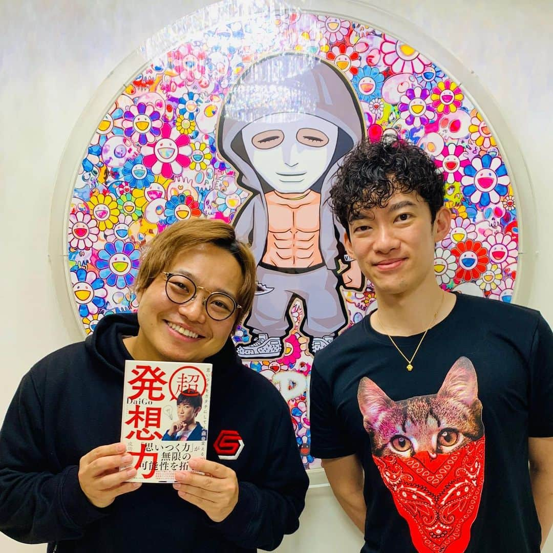 はぎちゃんさんのインスタグラム写真 - (はぎちゃんInstagram)「DaiGoさんに本いただいちゃった📙いつかDaiGoさんのお話聞きながらお酒飲めたら幸せボンバー🍻 #ラファエル　さん #DaiGo さん #はぎちゃんちゃんねる #メンタリスト #YouTuber #本 #発想力」11月15日 20時09分 - hagichan0524