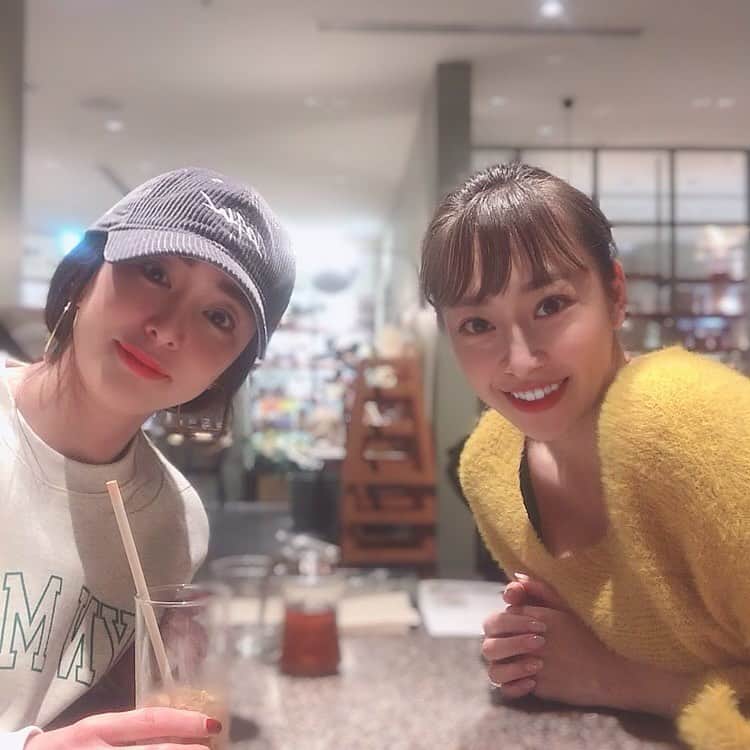 中村果生莉のインスタグラム：「🍽 . . 急遽さや姉とお茶できたー♡  飛んできてくれた😍笑  しかも、今日はお酒じゃなくてお茶🍵  この2人の席にお酒がないなんて基本ありえないんだけど、  さやさんは休肝日、私は身体作りのため  本日は、ノンアルコールという奇跡が起きてお互い誘惑に負けることなく頑張りました🙋‍♀️💮  話してたらお腹空いて、我慢できず(笑)  移動して夜ご飯🤗✨  最近は質から改善しているので、#cityshop でDELIを。  タンパク質不足を栄養士さんに指摘されたので、チキンもキチンと食べました💕  *ケールのサラダ(クルミが美味♡) *玄米のリゾット *ナスのトマトなんとか *アボカドさん *キチンのロースト(？)  …メニューの把握してなさ。。  PFCバランス大事😛 . . . #アルコールなし #珍しい #cityshop  #kosumekittin  #pfcバランス  #大事 #身体作り #diet」