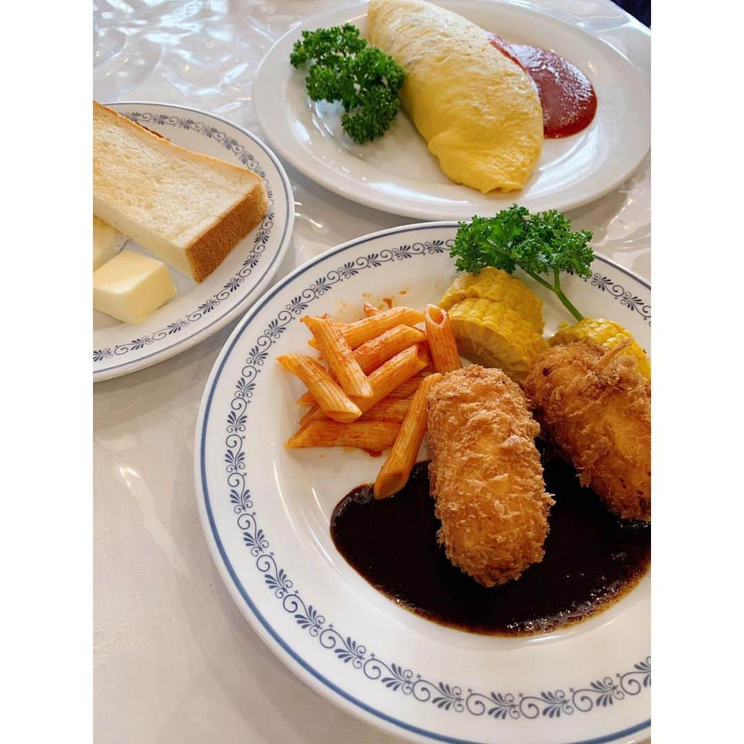 川島幸恵さんのインスタグラム写真 - (川島幸恵Instagram)「😋😋😋﻿ ﻿ カニクリームコロッケ🦀﻿ オムライス🥚﻿ ﻿ 大好物🥰﻿ ﻿ ﻿ #lunch #dayoff﻿ #croquette #omeletterice #omelette﻿ #ランチ #カニクリームコロッケ #オムライス﻿  #洋食 #大好物 #休日」11月15日 20時13分 - sachie118