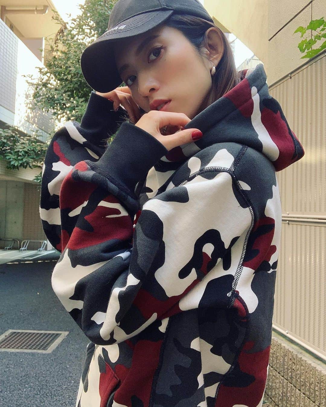 のインスタグラム：「. . 寒くなるとファッションがストリート寄りになる。 今日から大阪に帰りまーす🐙 .  #outfit #wardrobe  #大人スタイル #大人コーデ  #男前スタイル #カジュアルコーデ #シンプルコーデ  #ストリート #ボーイッシュ」