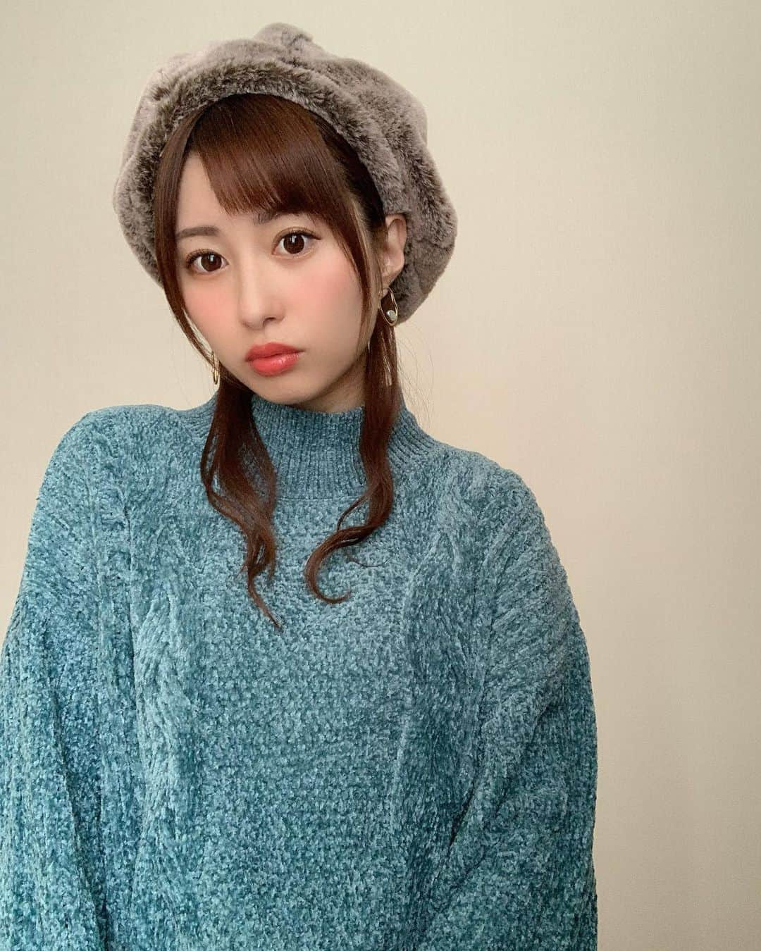 成瀬心美さんのインスタグラム写真 - (成瀬心美Instagram)「💙 . さむいね。 もこもこ。 . . #knit #blue #skirt #earthmusicandecology」11月15日 14時44分 - coco3ndazo