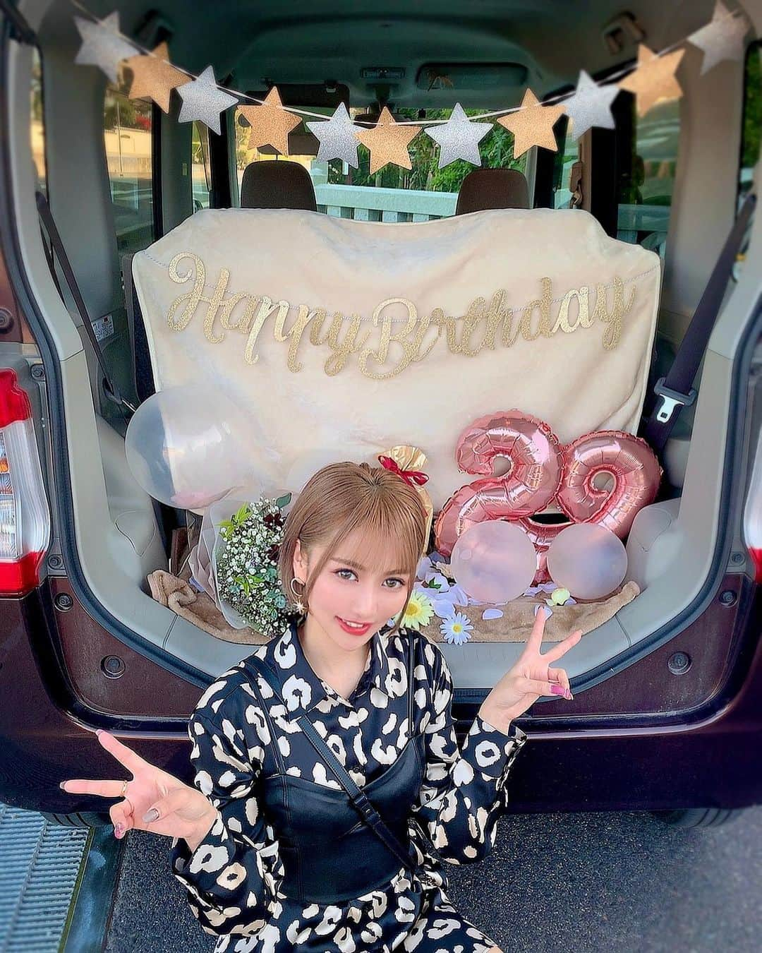 AIKAさんのインスタグラム写真 - (AIKAInstagram)「. . 大好きな妹ちゃんから #トランクサプライズ 🥺💝⭐ . 暗い顔して車から出てきて... え？車ぶつけた？とか思ったら まさかの✨予想外すぎたーー‼️ . 🎁にオシャレなお花まで( o̴̶̷᷄ ·̫ o̴̶̷̥᷅ ) . 飾り付けとか準備してくれたの 想像したら嬉しすぎるうぅ😭💕 . 仲良すぎて普段は言わないけど... こんな可愛くて気をつかえる子は いないんじゃないかと思う😳✨ . 男なら絶対彼女にしたいもん💖 . これからも頼りない姉を 宜しくお願いします(´•᎑•`)🙏 . . @saorie.l  #妹ちゃん #誕生日 #サプライズ  #レオパード #シャツ #ザラジョ #ショート #ショートヘア」11月15日 14時49分 - aikaaa1110