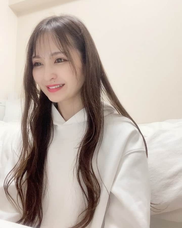 藤後 沙織 とうごさおりのインスタグラム：「オンライン英会話のネイティブキャンプ続けてるよ☻ ・ ネイティブキャンプには、ネイティブスピーカー（アメリカ人やイギリス人など）や、日本人講師、セルビア以外の東ヨーロッパ講師（ボスニアやアルバニアなど）、メキシコ人や南アフリカ人講師、そしてインド人講師など、各国の先生が在籍されてるので世界中の先生とお話しできるよ👩‍🏫 日本にいながらにして、スキマ時間に手軽に世界中先生と話せるの嬉しい🎧 ・ 今回はイギリスの先生♥︎ ほんとにちょっとしたことでも『Very good〜💓Great job〜！！』って褒めてくれるから嬉しくなっちゃう。笑 今年もあと少しだけど、少しでも英会話力アップさせたい📚👨‍🏫 ・ #ネイティブキャンプ #オンライン英会話 #英会話レッスン #オンラインレッスン #英会話 #英会話勉強中 #英語やり直し#英語ペラペラになりたい #英語好きな人と繋がりたい#インスタ英語」