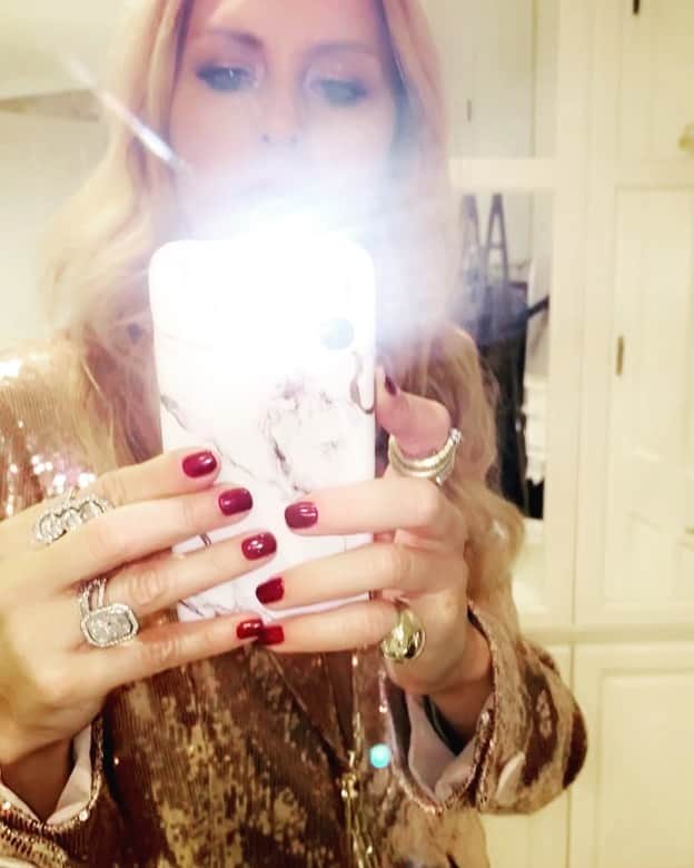 レイチェル・ゾーのインスタグラム：「Love a good #saturdaynight when it’s  filled with #sequins..remember that #glamour  is a state of mind ✨🌟」