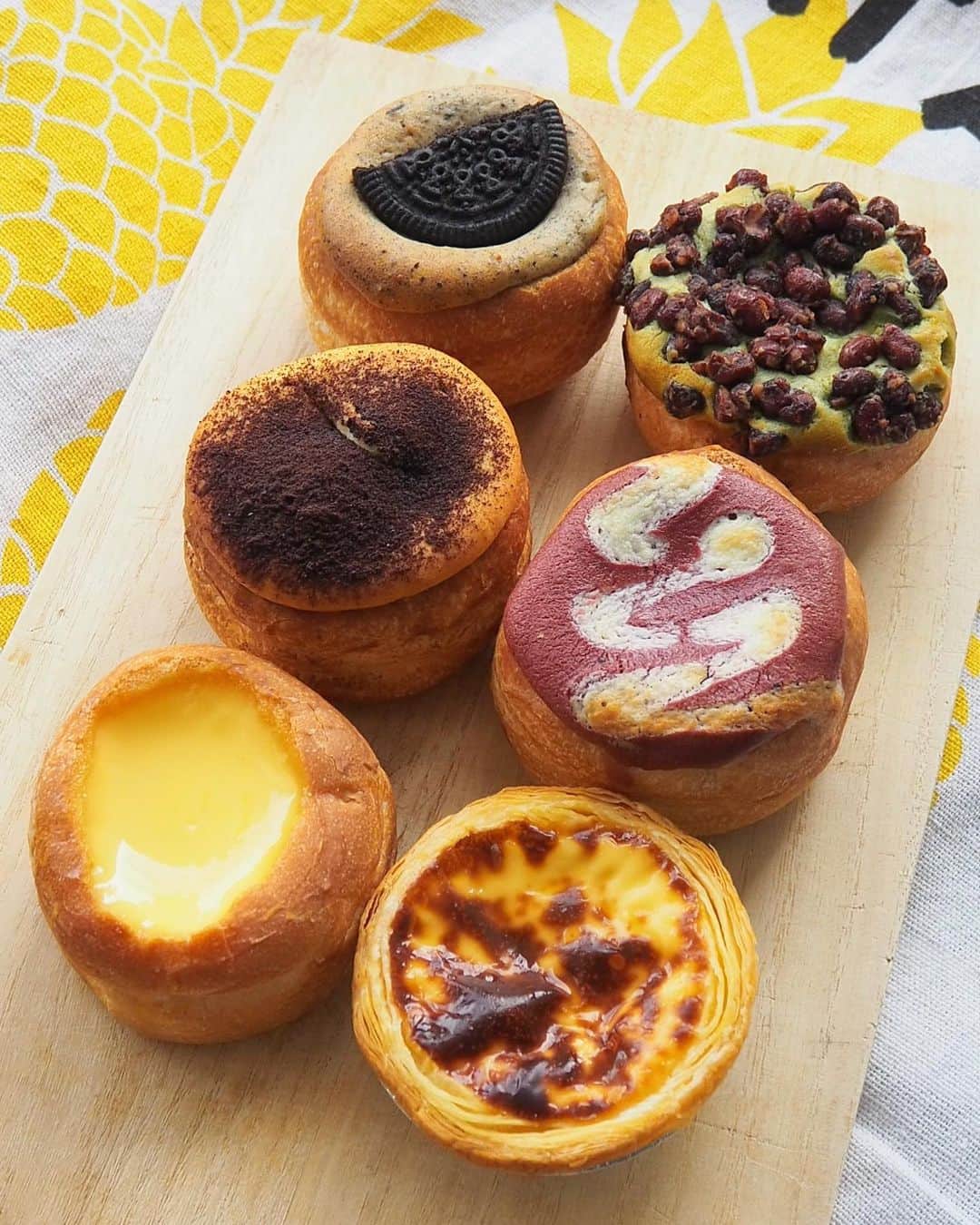 Li Tian の雑貨屋のインスタグラム：「Never tried something like a french baguette filled with oozy cream and I must say these petite pastries from @mr_baguette_singapore It is quite pricy per pc at $3 so I decided to go for 6 at $11.   While the crispy texture and the cream was a wonderful pairing, most of the flavors I tried here are too sweet, with the exception of the original French egg and the Portuguese Egg Tart.   P.s. the egg tart is truly better than most elsewhere   • • • #singapore #desserts #igersjp #yummy #love #sgfood #foodporn #igsg #ケーキ  #instafood #gourmet #beautifulcuisines #onthetable #breadstagram #cafe #sgeats #f52grams #bake #sgcakes #bread #feedfeed #pastry #foodsg #matcha #chocolate #breakfast #cheapeats」