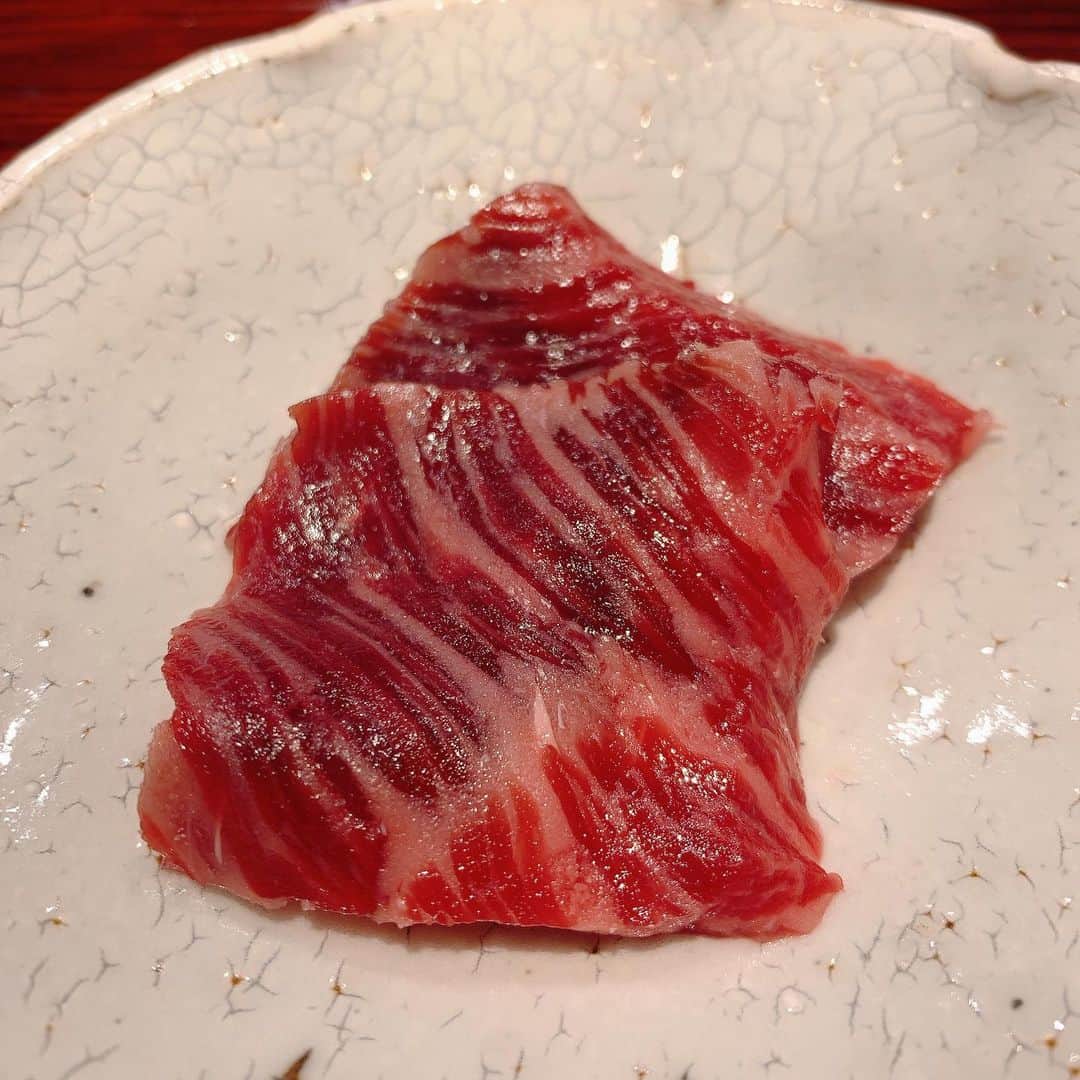 春原未来さんのインスタグラム写真 - (春原未来Instagram)「おなか空いた🙄お鮨食べたい！！  初めて天本さんと02shot。 からすみ,絶品でした😆✨ また行けるといいなあ。  昨年11月11日に行って,藁焼き用の串を見てポッキーの日だー！と笑っていたのを思い出しました←  .  I am hungry.  I want to eat sushi.  The meal in Amamoto was a lot of fun.  Karasumi was excellent.  #おなかすいた #東麻布天本 #higashiazabuamamoto #天本正通 #tokyosushi #東京鮨 #食べるの好きな人と繋がりたい #美味しかったものシリーズ #食欲の秋 #飲み過ぎる #春原未来 #唐墨 #白子 #大好き」11月15日 15時01分 - sunohara_miki