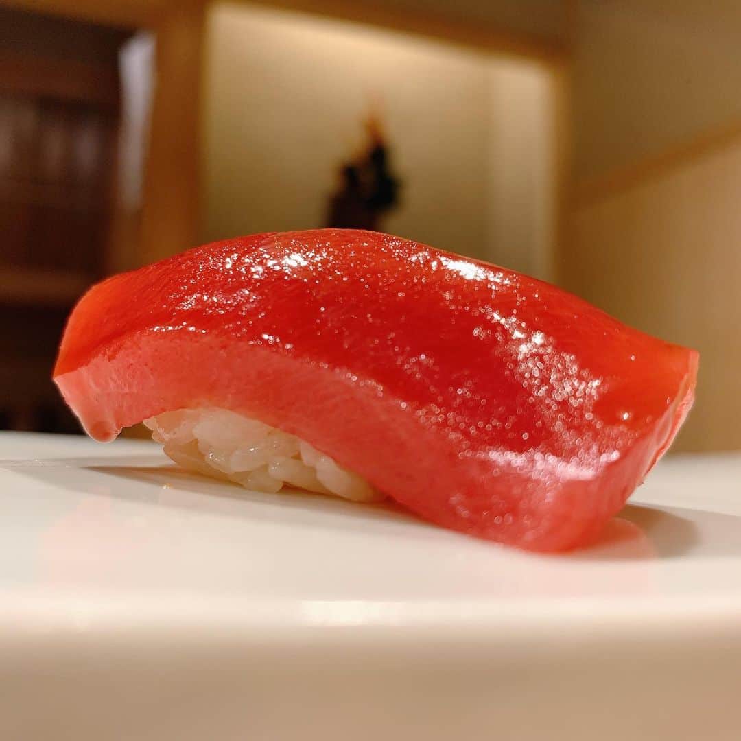 春原未来さんのインスタグラム写真 - (春原未来Instagram)「おなか空いた🙄お鮨食べたい！！  初めて天本さんと02shot。 からすみ,絶品でした😆✨ また行けるといいなあ。  昨年11月11日に行って,藁焼き用の串を見てポッキーの日だー！と笑っていたのを思い出しました←  .  I am hungry.  I want to eat sushi.  The meal in Amamoto was a lot of fun.  Karasumi was excellent.  #おなかすいた #東麻布天本 #higashiazabuamamoto #天本正通 #tokyosushi #東京鮨 #食べるの好きな人と繋がりたい #美味しかったものシリーズ #食欲の秋 #飲み過ぎる #春原未来 #唐墨 #白子 #大好き」11月15日 15時01分 - sunohara_miki