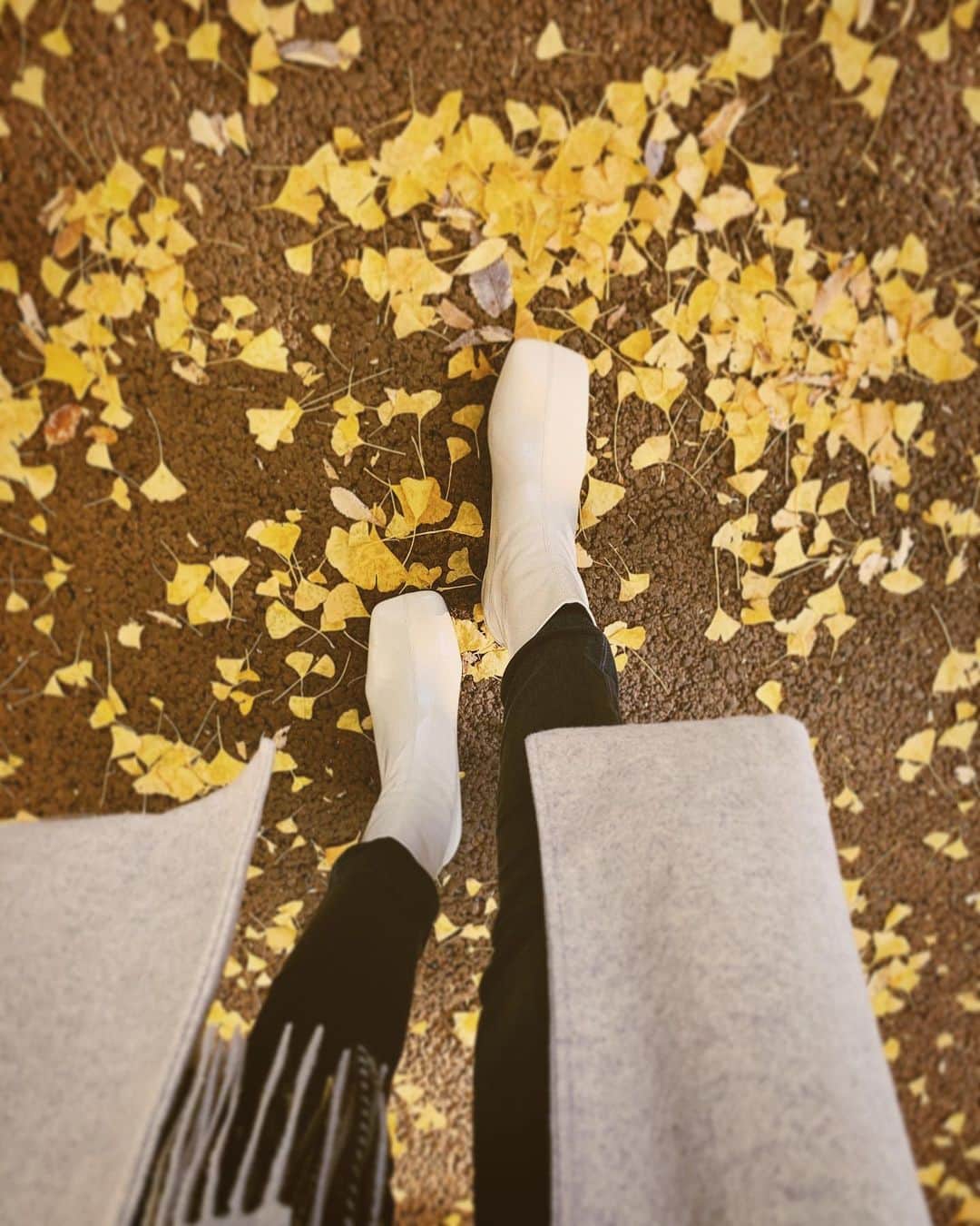 来夏さんのインスタグラム写真 - (来夏Instagram)「#🍂 秋って靴選びも楽しい😋 @amail_official のteka teka boots👢 歩きやすいアイボリーカラー探してたんだ🍁 #amail #boots」11月15日 15時02分 - rairairaika