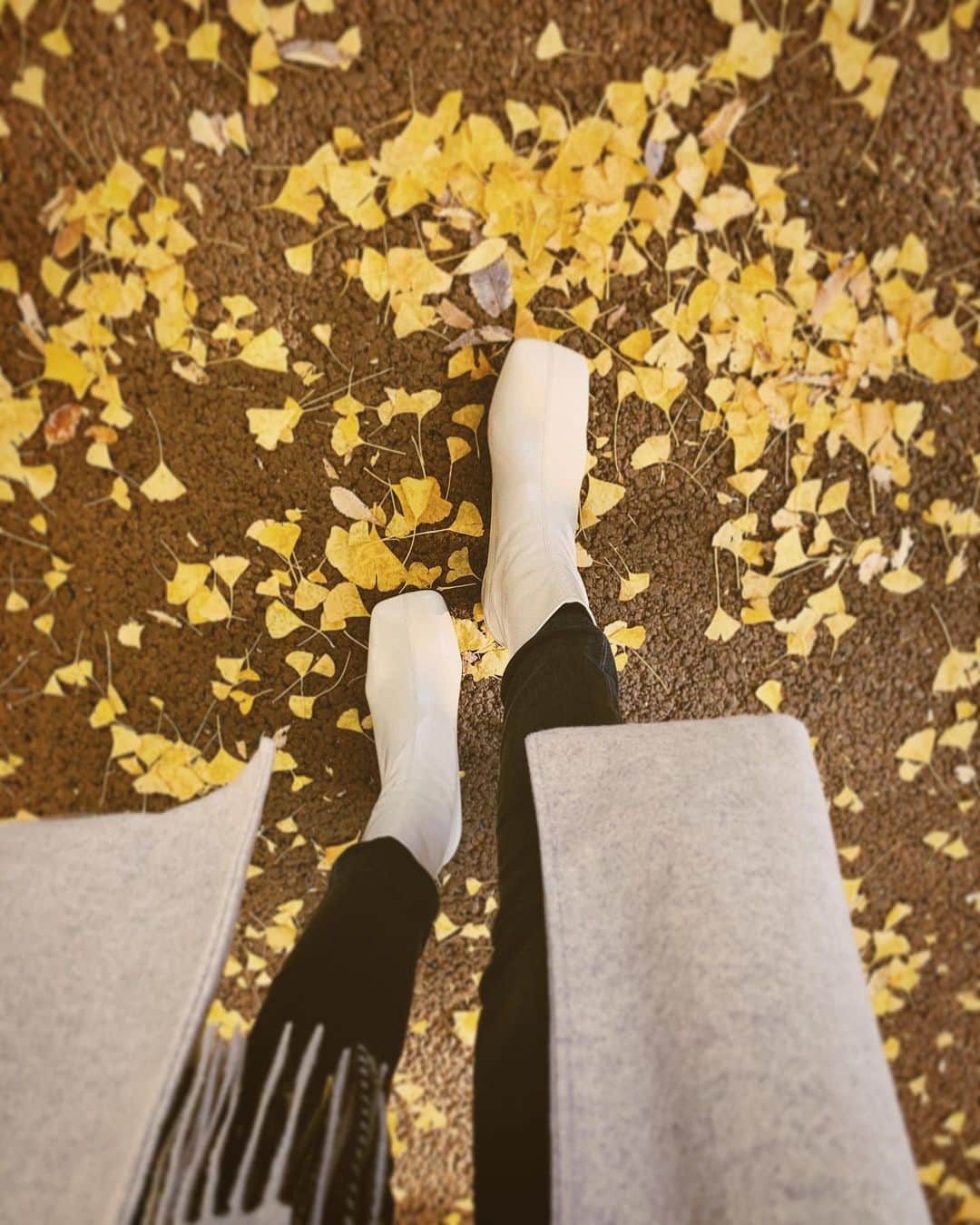 来夏のインスタグラム：「#🍂 秋って靴選びも楽しい😋 @amail_official のteka teka boots👢 歩きやすいアイボリーカラー探してたんだ🍁 #amail #boots」