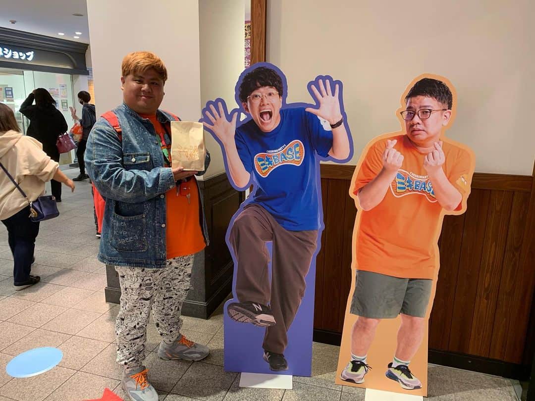 池田真一のインスタグラム：「ミキBASEのポップコーン！ 僕はフレーバー、アイロンヘッドのナポリたんにしました！ 普通に美味い！！ 僕ってこんなに黒くて太ってるんですね！ええ加減にせんと！」
