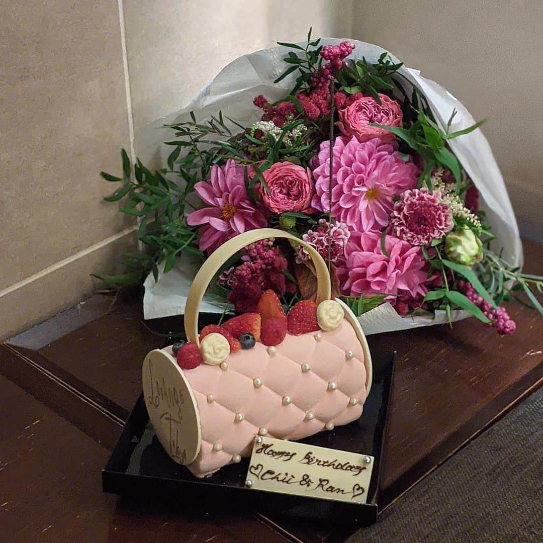 稲川千里さんのインスタグラム写真 - (稲川千里Instagram)「. . すぅっごく可愛いケーキとお花🎂💕 仲良しメンバーがお誕生日会をしてくれて、さおちゃんは来れなかったんだけどわざわざsurpriseでお花を送ってくれたの🥺 みんな本当にありがとう🙏🏻💕 #surprise #birthdayparty」11月15日 15時06分 - chiicamera