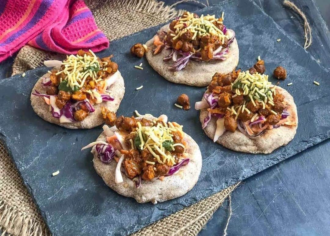 Archana's Kitchenさんのインスタグラム写真 - (Archana's KitchenInstagram)「Your #Diwali party can’t miss this mini Naan Recipe With Pindi Chole. This is a lip smacking fusion recipe, where chatpata pindi chole is sandwiched between two mini naans, slathered with a delicious mint yogurt dip.  Get the recipe from the smart.bio link in my profile @archanaskitchen . . . . . #recipes #easyrecipes #snacks #teatime #teatimesnacks #archanaskitchen #healthyeating #highprotein #eatfit #cooking #food #healthyrecipes #foodphotography #recipeoftheday #comfortfood #deliciousfood」11月15日 15時13分 - archanaskitchen
