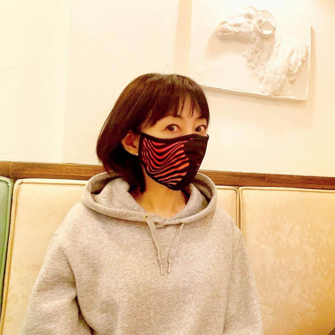 のインスタグラム：「声の録音・編集にはAdobe Auditionをサブスク愛用させてもらってます☺️ はじめはおっかなびっくり使ってましたが、だんだんと慣れて、今では大好きです。おっかなびっくりっていにしえか😂 ・ それで今年初めてAdobeMAXなるものを知り、ちょっとだけ参加したのですよ。 そしたら後日アドビさんからメールが来て「マスク当たったよ！」と✨ 住所などお返事した後すっかり忘れてたら、昨日届いたのがこのマスクです！ ・ マスクといえば白かピンクくらいしか使ったことないわたしですが、今日はいきなりかっこよすぎるマスクスタイルとなりました✨ ・ ちなみにわたしの倍は鼻高い人たちにも合うサイズということで、耳にかけるひもが調節可能になってます。ぎゅっと絞って小顔気分も味わえるすぐれものだよ😂 ・ #そして今日の空  #adobe #adobemax #adobeaudition #mask #thankyou #thankyouadobe  #voiceover #voiceactor #japanese #japanesevoiceover #japanesevoiceactor #narrator  #myvoice → @saolisample ← #こんな声です #ナレーター #西原さおり #映像 #映像制作 #映像クリエイター #映像クリエイターと繋がりたい」