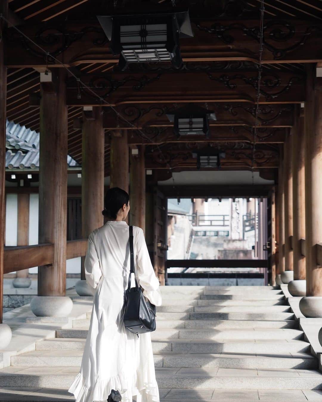 櫻井千尋さんのインスタグラム写真 - (櫻井千尋Instagram)「✮ Spot ✈︎ Fukui,Japan.  写真のスポットぜーーーんぶ！ 清大寺の境内！！！  境内の中にあるもの全てのスケールがおおおおぉ〜きいっ！  大仏は日本一大きな大仏だし、 その大仏殿ももちろんビッグサイズ！ (キングダムに出てきそうな場所だったよ！)  そして大仏の周りには1281体の 石仏と金仏がズラ〜っと😳！ (2枚めが分かりやすいかな〜)  なにここ？！すごくない？！ ってずっと言ってた🙌🏼  五重塔も日本で一番高いんだって🤭 日本一にいっぱい会えるスポットやん😂✌🏻  そしてこの清大寺は大実業家の方が 個人で建設したお寺なんだって😳 東京ドーム4.7個分ってよ、、。すご  #越前大仏 #大師山清大寺 #福井県 #Fukui #Japan #gotoキャンペーン #小さくこんちゃ〜」11月15日 15時28分 - chihirosakurai