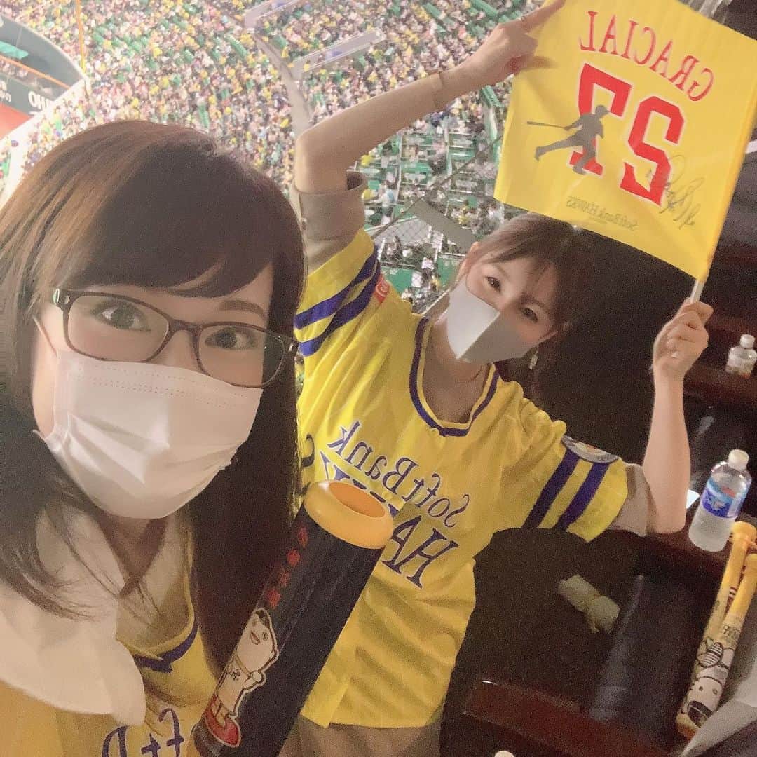 新垣泉子のインスタグラム：「みなみちゃんと応援！！！  #勝利の女神 #松中みなみ　ちゃん #同い年　 #福岡来てくれた #ホークス #cs #おちついていこう」