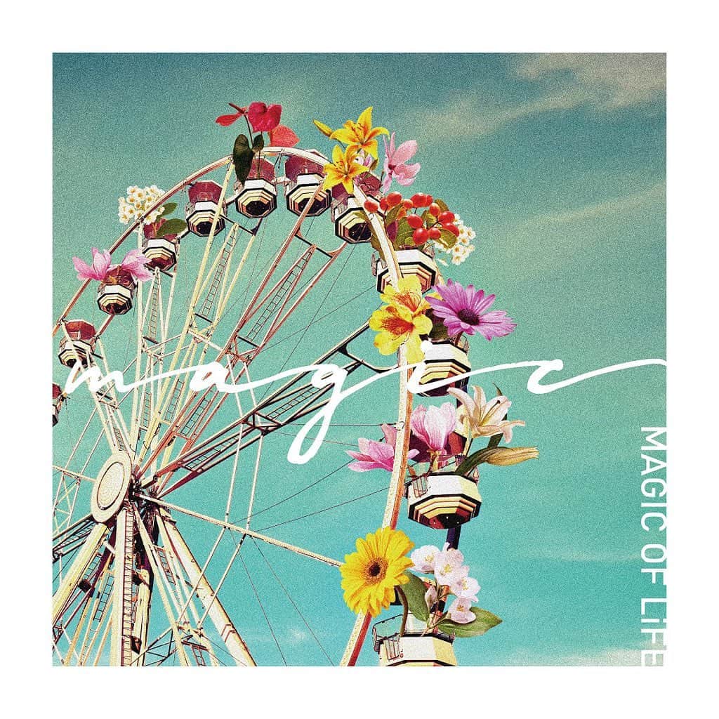 高津戸信幸のインスタグラム：「【NEWS!!!】  MAGIC OF LiFE NEW ALBUM 【MAGIC】 2020.12.16 Release 2,500+税 / DDCZ-2265  1. 陰日向 2. 記念日 3. Walk with us 4. Player 5. コーラ 6. 未来を追いかけて 7. ファンファーレ 8. What a Relief  季節は巡るのではなく、前に進んでいます 逆境に立たされた時に人生がわかるように "自分探し"は足を止めた時です 2020年、何を考え、何を想い、決断していったのか それぞれのカタチがあると思いますが 私たちのカタチはこのアルバムになります "心情"や"エネルギー"が真空パックされていますので、鮮度の良いうちに聴いて頂きたい。  "日常をほんの少し彩る僕らの魔法"  #2020 #1216 #newalbum #magic #magicoflife」