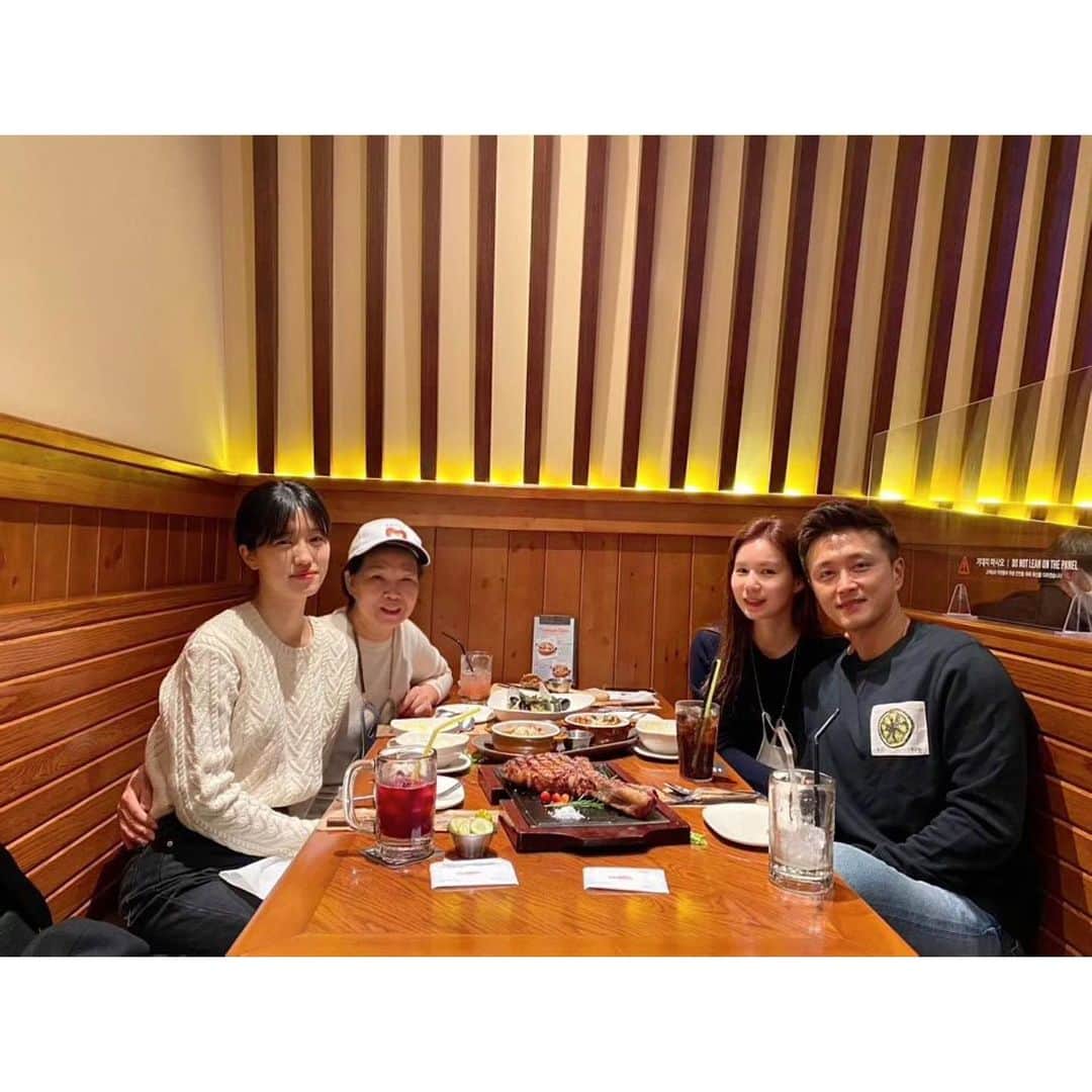 チン・テヒョンさんのインスタグラム写真 - (チン・テヒョンInstagram)「가족외식 아내 딸 장모님 역시 패밀리레스토랑  #아내 #부부스타그램 #럽스타그램 #딸스타그램  #가족스타그램 #모두 #힘을냅시다 #파이팅 #사랑합니다」11月15日 15時43分 - taihyun_zin