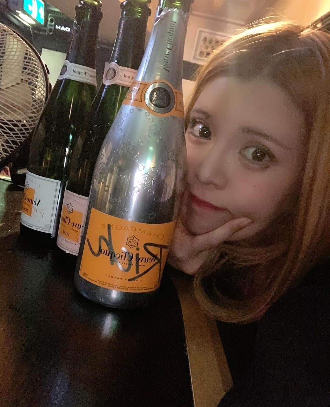 坂口杏里のインスタグラム：「09054307175 ↑何かあればこちらまで！ Bar Cachette (カシェット) 東京都新宿区歌舞伎町2-11-7 メトロビル4階 営業時間 1:00～7:00  お待ちしてますん💕 男性１時間3000円 女性１時間1500円 （飲み放題）  本日も沢山飲むよ♡♡」