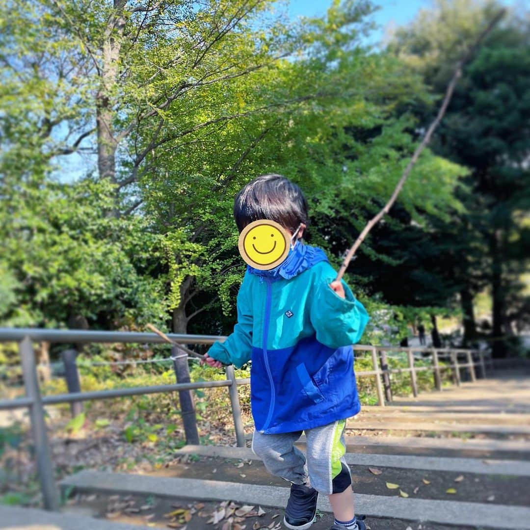 三倉佳奈さんのインスタグラム写真 - (三倉佳奈Instagram)「今日は天気も良くて公園day☀️  寒くも暑くもない一番いい気候ですね。 葉っぱも色付いて素敵☺︎  息子はひたすら公園中歩き回って探検、娘は遊具を片っ端から。 思い思いに楽しみました。  前回の投稿で沢山新たにフォローしてくださり、ありがとうございます！嬉しいです。 コメントで、同じママやこれから出産を控える方もいらっしゃいましたね。パワー送ります✨  皆さんと一緒に茉奈の残りのマタニティ、これからの育児を見守っていけたらいいなと思います☺︎  #公園遊び #こどもとおでかけ  #autumn」11月15日 15時47分 - kana_mikura0223