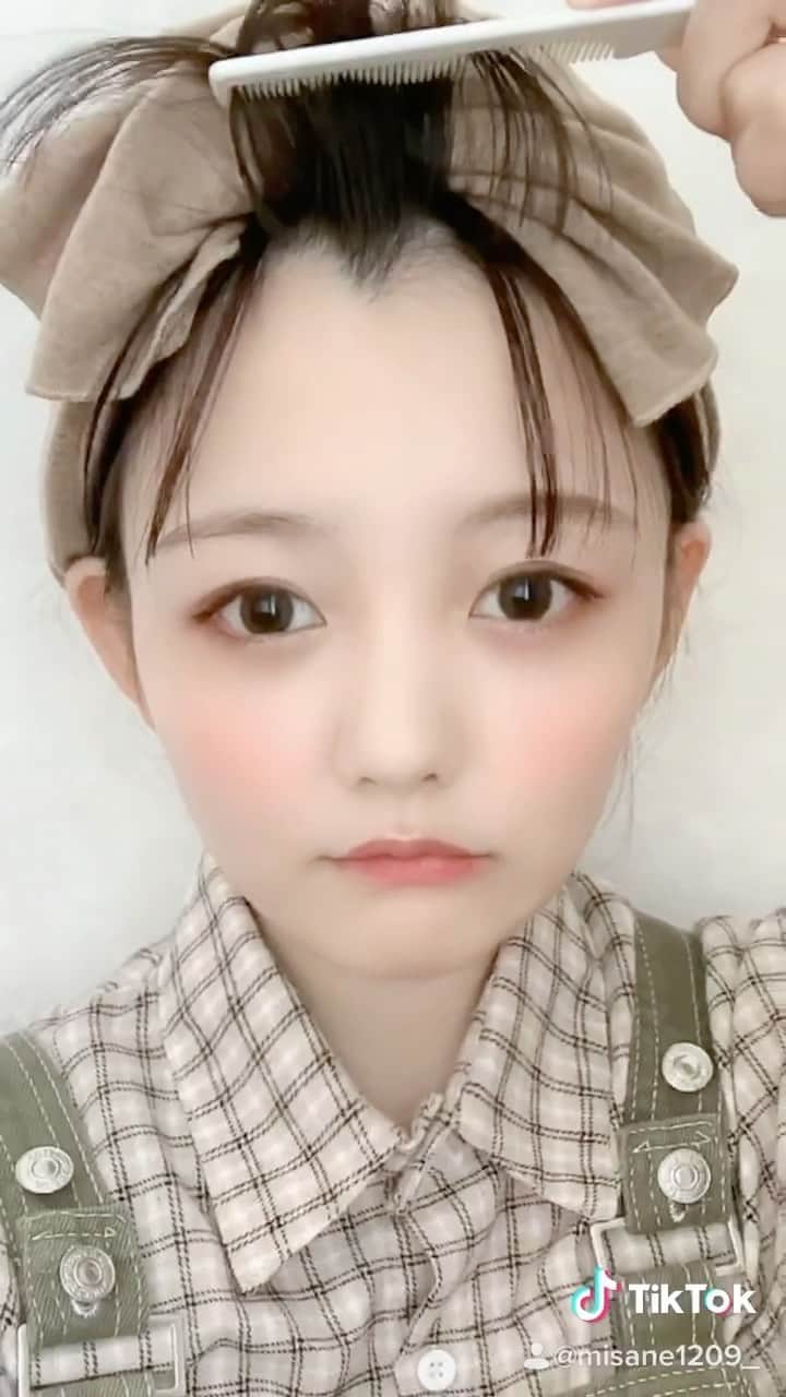 みさねのインスタグラム：「おでこの形がいびつで前髪分かれるのつらい誰か共感して😀😀😀」