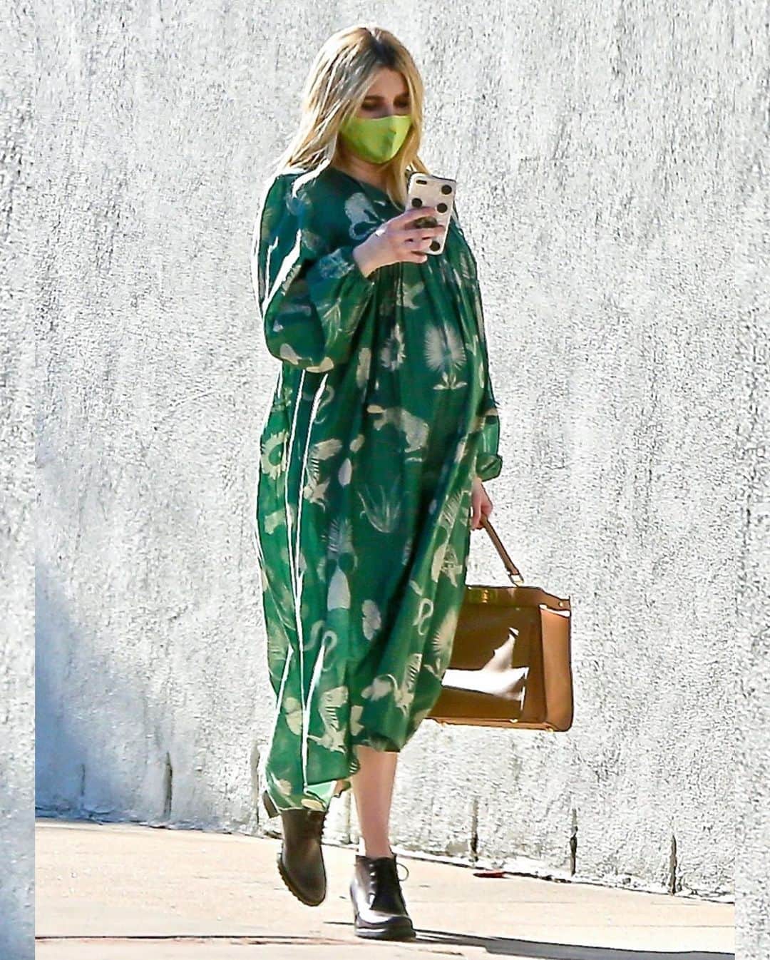 Just Jaredさんのインスタグラム写真 - (Just JaredInstagram)「@emmaroberts shows off her cool pregnancy style while out running errands.  #EmmaRoberts Photos: Backgrid」11月15日 15時51分 - justjared