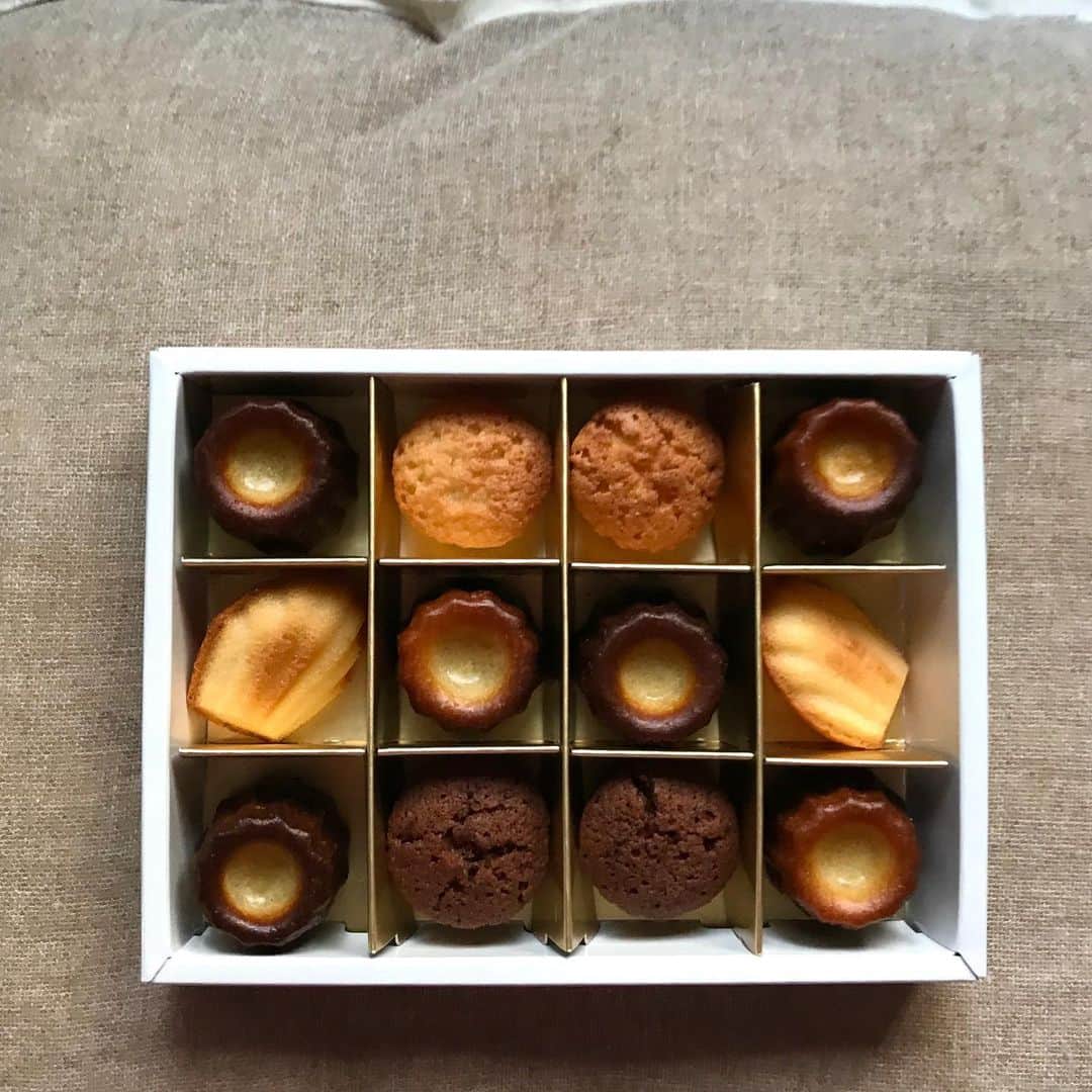 光野桃のインスタグラム：「友達がくれた小さなカヌレ。 カヌレ久しぶりに食べました。 パリの夕暮れ時の味がしました。  #カヌレ #まだ空は明るくても #キャンドルを灯して #お茶の時間にしましょう #コムパリ」
