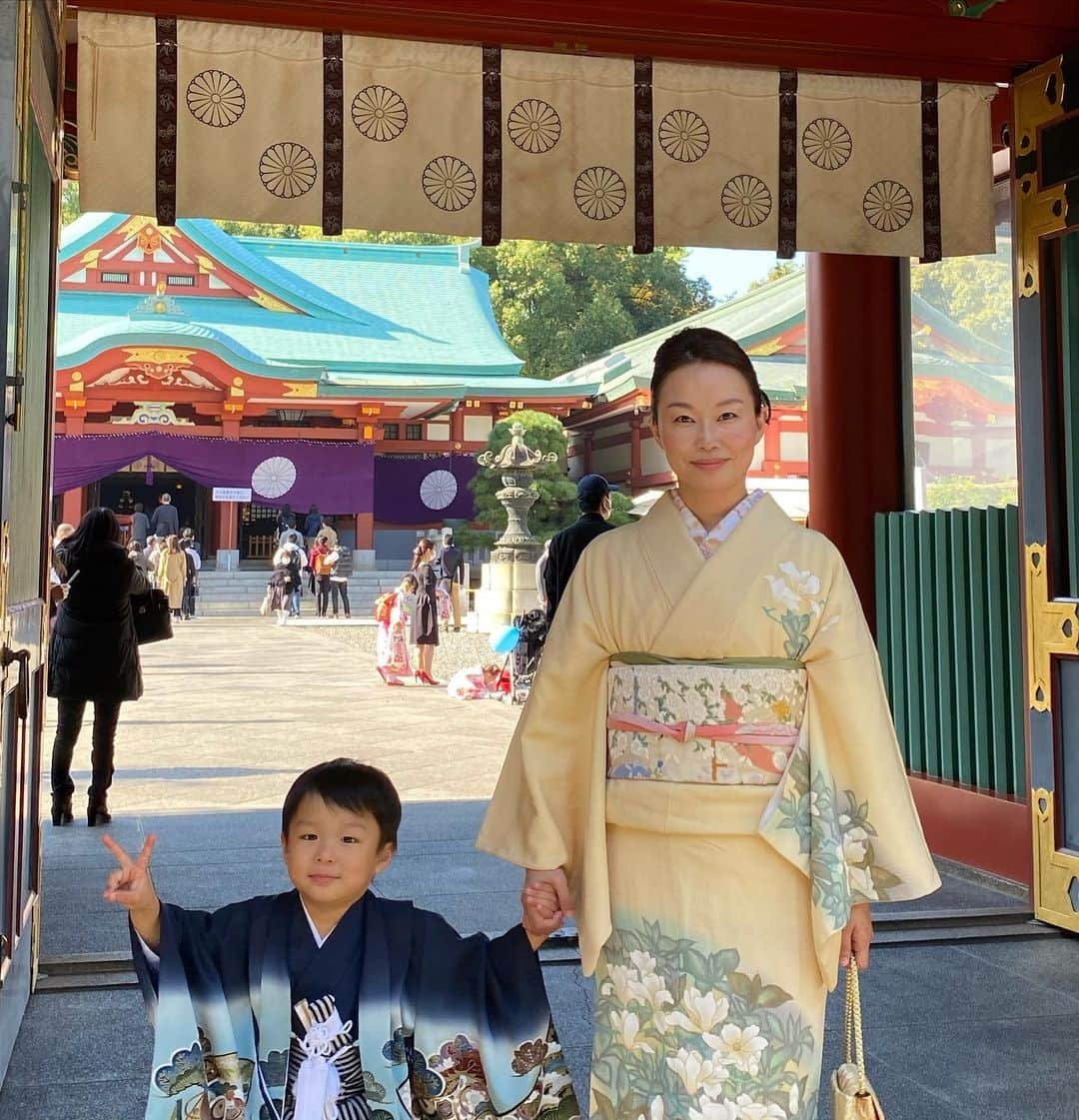 宋美玄さんのインスタグラム写真 - (宋美玄Instagram)「晴天の下、無事にラーくんの七五三のお祝いをしてきました！ 7歳女児と違って5歳男児の七五三はハードル高かった…そもそも羽織袴に何の興味もない上（でも自分でなんとか選んだやつ）、着るなり脱ぎたいというのをなんとかなだめすかして写真を撮ってお参りしました。 もうこれで訪問着着る機会当分無さそう👘 #七五三 #七五三写真 #七五三5歳 #日枝神社 #ラーくん #もうすぐ5歳」11月15日 15時53分 - mihyonsongkobe