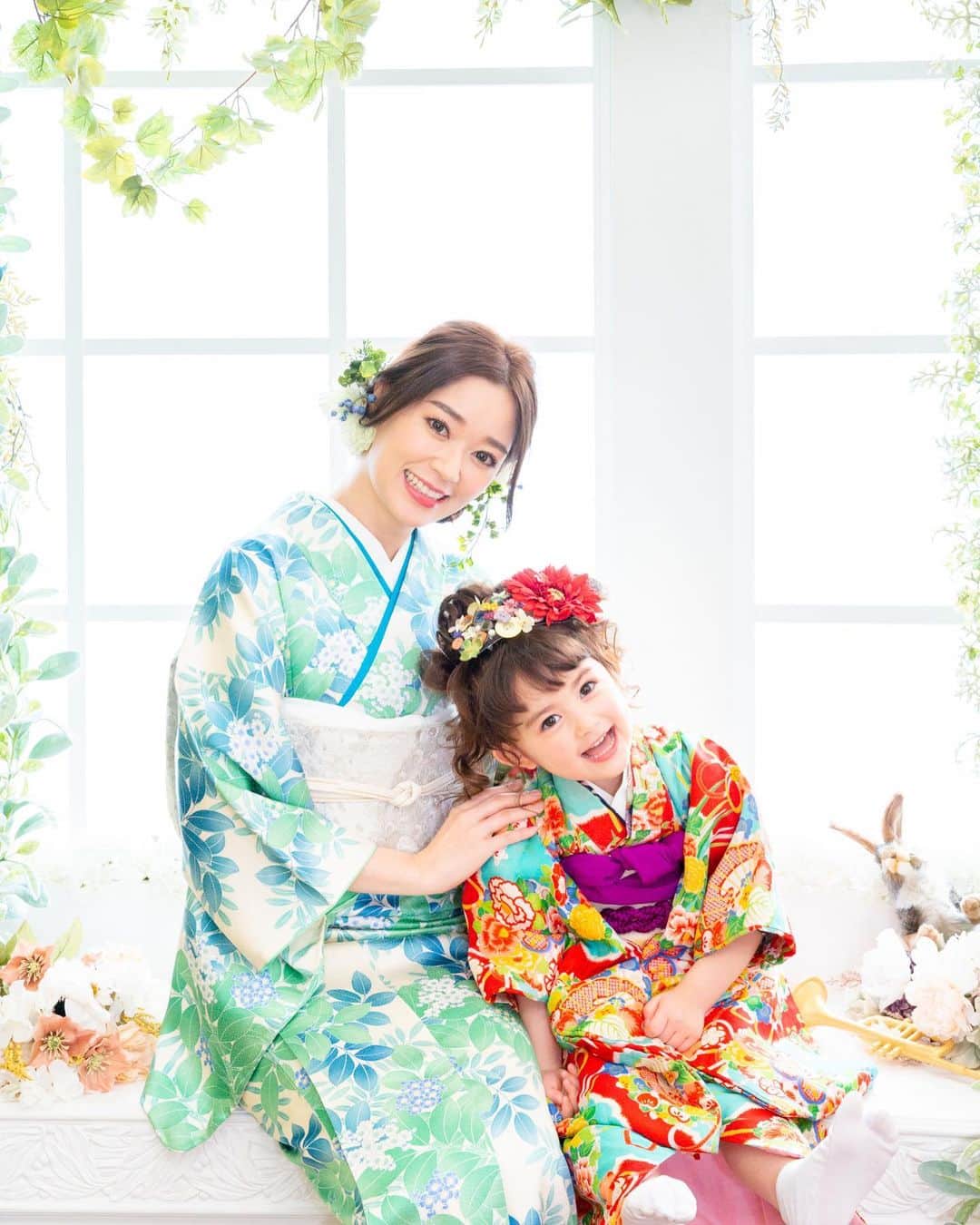 舟橋菜々さんのインスタグラム写真 - (舟橋菜々Instagram)「母娘着物ショット👩🏻👧🏻👘💓 先日、祖父母に会いに行った時にプリントした七五三の写真をアルバムにして渡したら、それはそれは喜んでくれました🍀 11月15日の今日は、神社やお寺はきっと七五三の参拝の人達で賑わっているでしょうね😊💡 #shichigosan#photo#beautiful#kimono#mother#daughter#kid#happy#cute#smile#love#七五三#着物#前撮り#スノーイン#ママ#娘#子供#育児#子育て#親バカ部#ベビフル#ママリ」11月15日 16時02分 - wombatnana