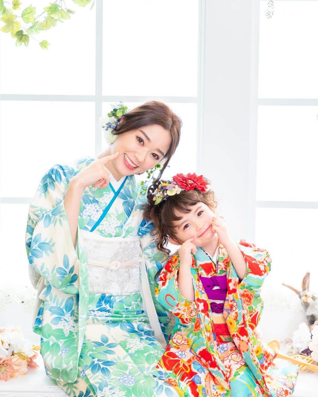 舟橋菜々さんのインスタグラム写真 - (舟橋菜々Instagram)「母娘着物ショット👩🏻👧🏻👘💓 先日、祖父母に会いに行った時にプリントした七五三の写真をアルバムにして渡したら、それはそれは喜んでくれました🍀 11月15日の今日は、神社やお寺はきっと七五三の参拝の人達で賑わっているでしょうね😊💡 #shichigosan#photo#beautiful#kimono#mother#daughter#kid#happy#cute#smile#love#七五三#着物#前撮り#スノーイン#ママ#娘#子供#育児#子育て#親バカ部#ベビフル#ママリ」11月15日 16時02分 - wombatnana