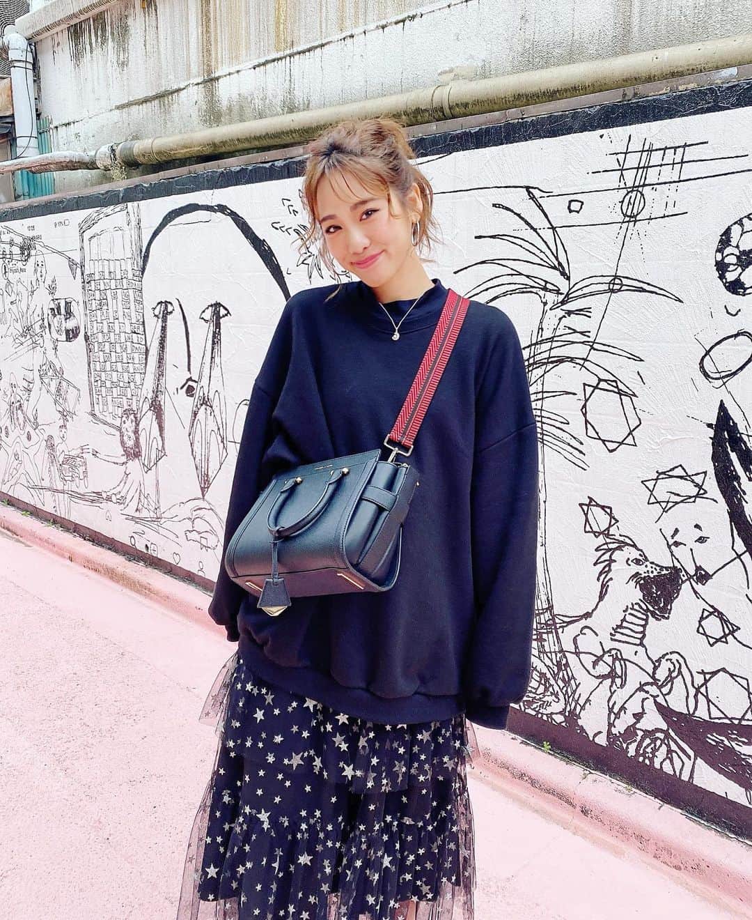 藤森マリナさんのインスタグラム写真 - (藤森マリナInstagram)「#まりなはんコーデ in Tokyo🗼 * * 新大久保でランチして スカイツリーを見て すみだ水族館🐠 そんな東京最終日のコーデ♡ * * 結婚式参列用に実は 2着パーティードレスをレンタルしてて 当日までどっち着るか 気温とか気分で決めてなくて☺️ * * 着なかった方は着替えて二次会か 東京でのナイトアウトにも 使えるなぁとか思ってたんやけど コロナのこともあり 二次会もなくなったので 次の日にカジュアルダウンして着た♥️ * * #オーバーサイズスウェット ▶︎ @rustal_official #星柄#パーティードレス ▶︎ @andyoudressingroom  #かばん ▶︎ @charleskeith_jp #マスク & #ファーバッグ ▶︎ @sahabyelliee * * このオーバーサイズスウェットが しぬほど着回せる😂👍🏻 毎日着てるくらい着てる 何にでも合いすぎてほんと最高 #シンプルイズベスト * * * #レンタルドレス#カジュアルダウン#カジュアルコーデ#東京観光#新大久保#新大久保グルメ#韓国料理#新大久保食べ歩き#新大久保コリアンタウン#コリアンタウン#スカイツリー#すみだ水族館#お団子アレンジ #charlesandkeith#andyoudressingroom#rustal#sahabyelliee#koreantown#kpop好きな人と繋がりたい」11月15日 16時03分 - maaarina0806