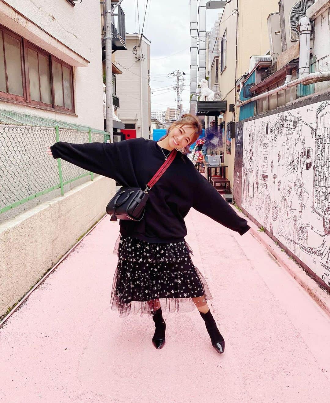 藤森マリナさんのインスタグラム写真 - (藤森マリナInstagram)「#まりなはんコーデ in Tokyo🗼 * * 新大久保でランチして スカイツリーを見て すみだ水族館🐠 そんな東京最終日のコーデ♡ * * 結婚式参列用に実は 2着パーティードレスをレンタルしてて 当日までどっち着るか 気温とか気分で決めてなくて☺️ * * 着なかった方は着替えて二次会か 東京でのナイトアウトにも 使えるなぁとか思ってたんやけど コロナのこともあり 二次会もなくなったので 次の日にカジュアルダウンして着た♥️ * * #オーバーサイズスウェット ▶︎ @rustal_official #星柄#パーティードレス ▶︎ @andyoudressingroom  #かばん ▶︎ @charleskeith_jp #マスク & #ファーバッグ ▶︎ @sahabyelliee * * このオーバーサイズスウェットが しぬほど着回せる😂👍🏻 毎日着てるくらい着てる 何にでも合いすぎてほんと最高 #シンプルイズベスト * * * #レンタルドレス#カジュアルダウン#カジュアルコーデ#東京観光#新大久保#新大久保グルメ#韓国料理#新大久保食べ歩き#新大久保コリアンタウン#コリアンタウン#スカイツリー#すみだ水族館#お団子アレンジ #charlesandkeith#andyoudressingroom#rustal#sahabyelliee#koreantown#kpop好きな人と繋がりたい」11月15日 16時03分 - maaarina0806