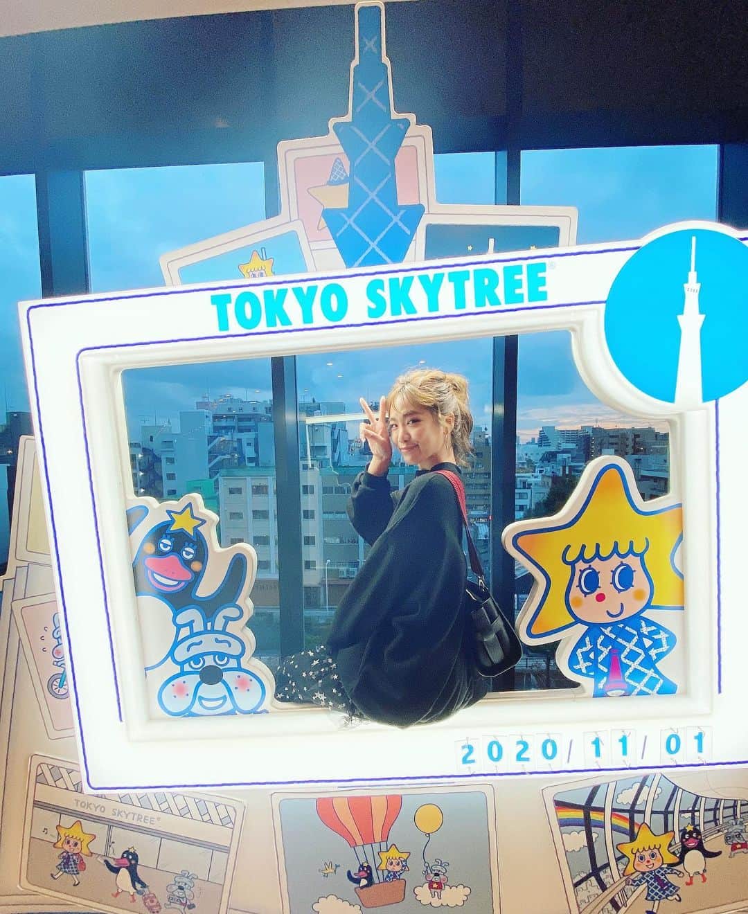 藤森マリナさんのインスタグラム写真 - (藤森マリナInstagram)「#まりなはんコーデ in Tokyo🗼 * * 新大久保でランチして スカイツリーを見て すみだ水族館🐠 そんな東京最終日のコーデ♡ * * 結婚式参列用に実は 2着パーティードレスをレンタルしてて 当日までどっち着るか 気温とか気分で決めてなくて☺️ * * 着なかった方は着替えて二次会か 東京でのナイトアウトにも 使えるなぁとか思ってたんやけど コロナのこともあり 二次会もなくなったので 次の日にカジュアルダウンして着た♥️ * * #オーバーサイズスウェット ▶︎ @rustal_official #星柄#パーティードレス ▶︎ @andyoudressingroom  #かばん ▶︎ @charleskeith_jp #マスク & #ファーバッグ ▶︎ @sahabyelliee * * このオーバーサイズスウェットが しぬほど着回せる😂👍🏻 毎日着てるくらい着てる 何にでも合いすぎてほんと最高 #シンプルイズベスト * * * #レンタルドレス#カジュアルダウン#カジュアルコーデ#東京観光#新大久保#新大久保グルメ#韓国料理#新大久保食べ歩き#新大久保コリアンタウン#コリアンタウン#スカイツリー#すみだ水族館#お団子アレンジ #charlesandkeith#andyoudressingroom#rustal#sahabyelliee#koreantown#kpop好きな人と繋がりたい」11月15日 16時03分 - maaarina0806