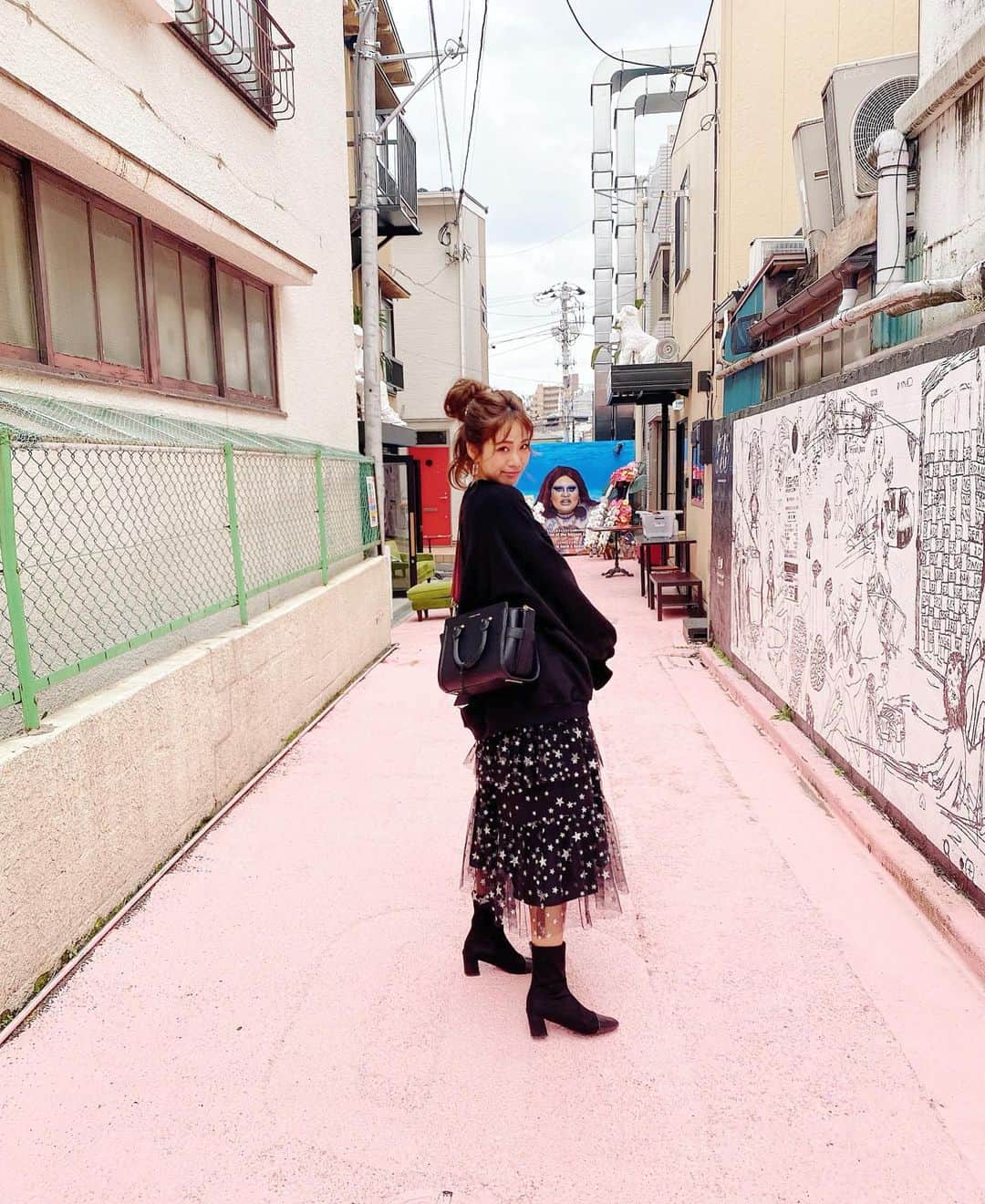 藤森マリナさんのインスタグラム写真 - (藤森マリナInstagram)「#まりなはんコーデ in Tokyo🗼 * * 新大久保でランチして スカイツリーを見て すみだ水族館🐠 そんな東京最終日のコーデ♡ * * 結婚式参列用に実は 2着パーティードレスをレンタルしてて 当日までどっち着るか 気温とか気分で決めてなくて☺️ * * 着なかった方は着替えて二次会か 東京でのナイトアウトにも 使えるなぁとか思ってたんやけど コロナのこともあり 二次会もなくなったので 次の日にカジュアルダウンして着た♥️ * * #オーバーサイズスウェット ▶︎ @rustal_official #星柄#パーティードレス ▶︎ @andyoudressingroom  #かばん ▶︎ @charleskeith_jp #マスク & #ファーバッグ ▶︎ @sahabyelliee * * このオーバーサイズスウェットが しぬほど着回せる😂👍🏻 毎日着てるくらい着てる 何にでも合いすぎてほんと最高 #シンプルイズベスト * * * #レンタルドレス#カジュアルダウン#カジュアルコーデ#東京観光#新大久保#新大久保グルメ#韓国料理#新大久保食べ歩き#新大久保コリアンタウン#コリアンタウン#スカイツリー#すみだ水族館#お団子アレンジ #charlesandkeith#andyoudressingroom#rustal#sahabyelliee#koreantown#kpop好きな人と繋がりたい」11月15日 16時03分 - maaarina0806