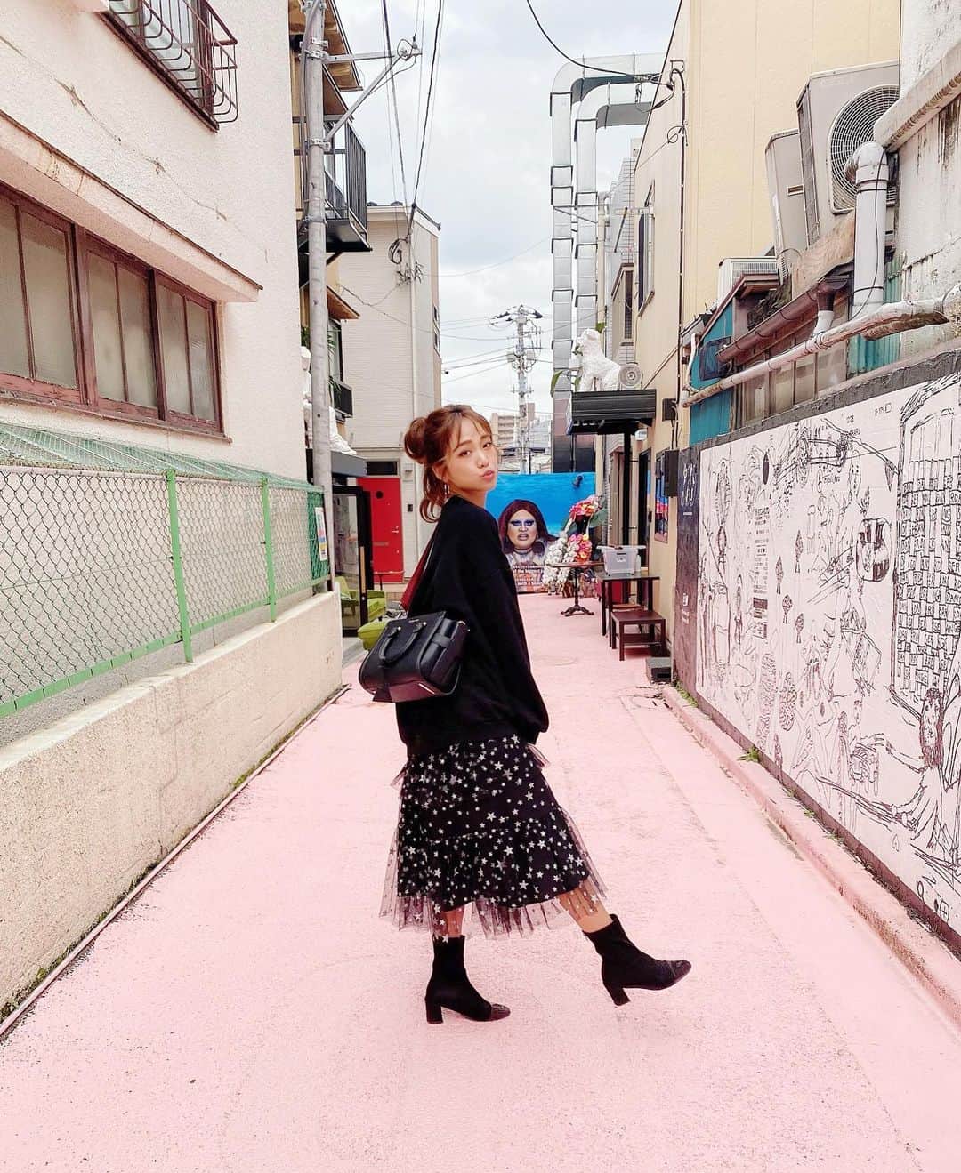 藤森マリナさんのインスタグラム写真 - (藤森マリナInstagram)「#まりなはんコーデ in Tokyo🗼 * * 新大久保でランチして スカイツリーを見て すみだ水族館🐠 そんな東京最終日のコーデ♡ * * 結婚式参列用に実は 2着パーティードレスをレンタルしてて 当日までどっち着るか 気温とか気分で決めてなくて☺️ * * 着なかった方は着替えて二次会か 東京でのナイトアウトにも 使えるなぁとか思ってたんやけど コロナのこともあり 二次会もなくなったので 次の日にカジュアルダウンして着た♥️ * * #オーバーサイズスウェット ▶︎ @rustal_official #星柄#パーティードレス ▶︎ @andyoudressingroom  #かばん ▶︎ @charleskeith_jp #マスク & #ファーバッグ ▶︎ @sahabyelliee * * このオーバーサイズスウェットが しぬほど着回せる😂👍🏻 毎日着てるくらい着てる 何にでも合いすぎてほんと最高 #シンプルイズベスト * * * #レンタルドレス#カジュアルダウン#カジュアルコーデ#東京観光#新大久保#新大久保グルメ#韓国料理#新大久保食べ歩き#新大久保コリアンタウン#コリアンタウン#スカイツリー#すみだ水族館#お団子アレンジ #charlesandkeith#andyoudressingroom#rustal#sahabyelliee#koreantown#kpop好きな人と繋がりたい」11月15日 16時03分 - maaarina0806