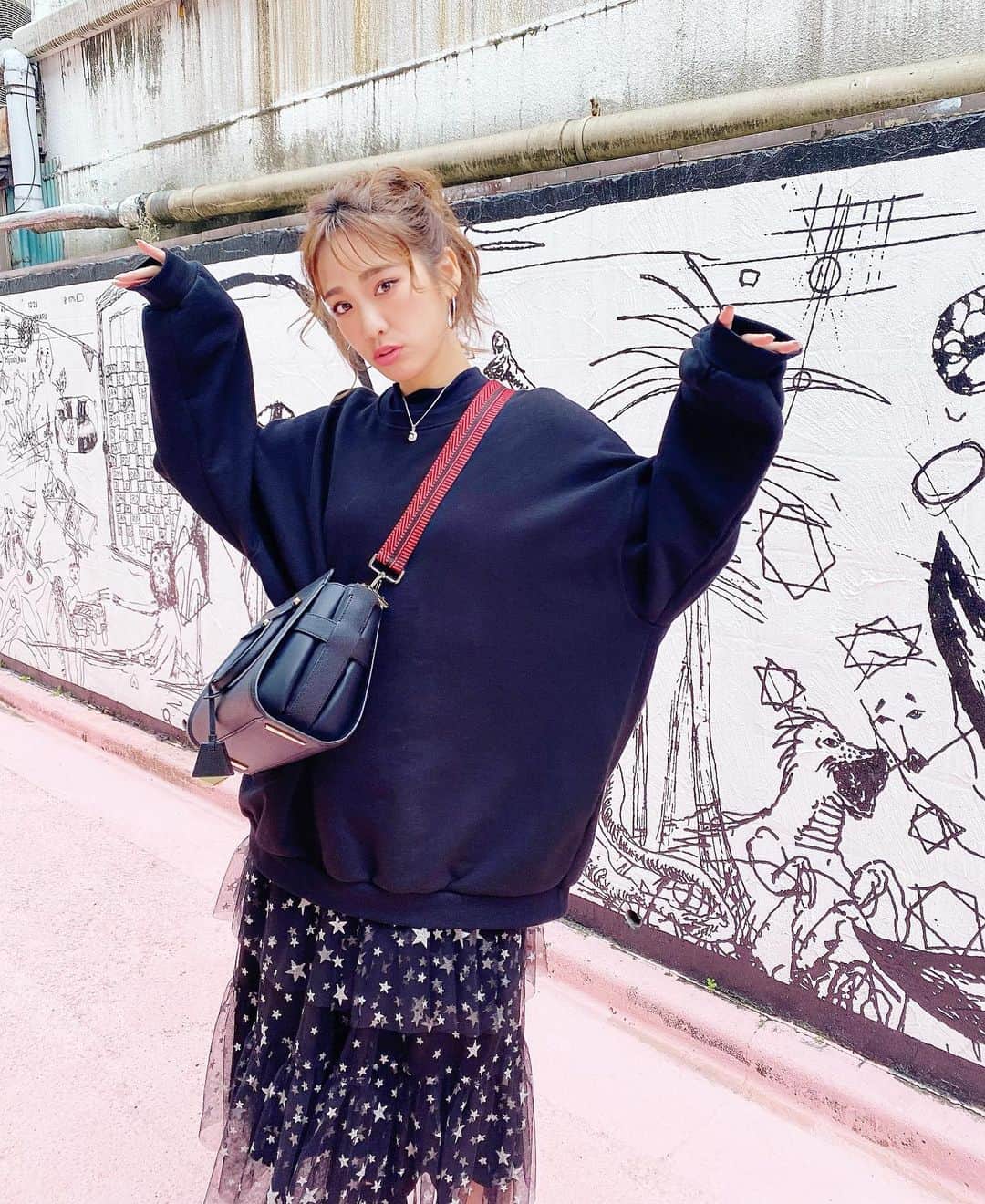 藤森マリナさんのインスタグラム写真 - (藤森マリナInstagram)「#まりなはんコーデ in Tokyo🗼 * * 新大久保でランチして スカイツリーを見て すみだ水族館🐠 そんな東京最終日のコーデ♡ * * 結婚式参列用に実は 2着パーティードレスをレンタルしてて 当日までどっち着るか 気温とか気分で決めてなくて☺️ * * 着なかった方は着替えて二次会か 東京でのナイトアウトにも 使えるなぁとか思ってたんやけど コロナのこともあり 二次会もなくなったので 次の日にカジュアルダウンして着た♥️ * * #オーバーサイズスウェット ▶︎ @rustal_official #星柄#パーティードレス ▶︎ @andyoudressingroom  #かばん ▶︎ @charleskeith_jp #マスク & #ファーバッグ ▶︎ @sahabyelliee * * このオーバーサイズスウェットが しぬほど着回せる😂👍🏻 毎日着てるくらい着てる 何にでも合いすぎてほんと最高 #シンプルイズベスト * * * #レンタルドレス#カジュアルダウン#カジュアルコーデ#東京観光#新大久保#新大久保グルメ#韓国料理#新大久保食べ歩き#新大久保コリアンタウン#コリアンタウン#スカイツリー#すみだ水族館#お団子アレンジ #charlesandkeith#andyoudressingroom#rustal#sahabyelliee#koreantown#kpop好きな人と繋がりたい」11月15日 16時03分 - maaarina0806