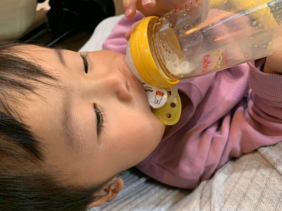 MAX鈴木のインスタグラム：「よくばり  まだミルク好きなのね🍼  #チビMAX #よくばりな彼はチブとミルクを両方口にした #でも本当はハニコさんがチブを口に近づけまくってたから #それに反応したチビMAX #ハニコさん的イタズラの結果」