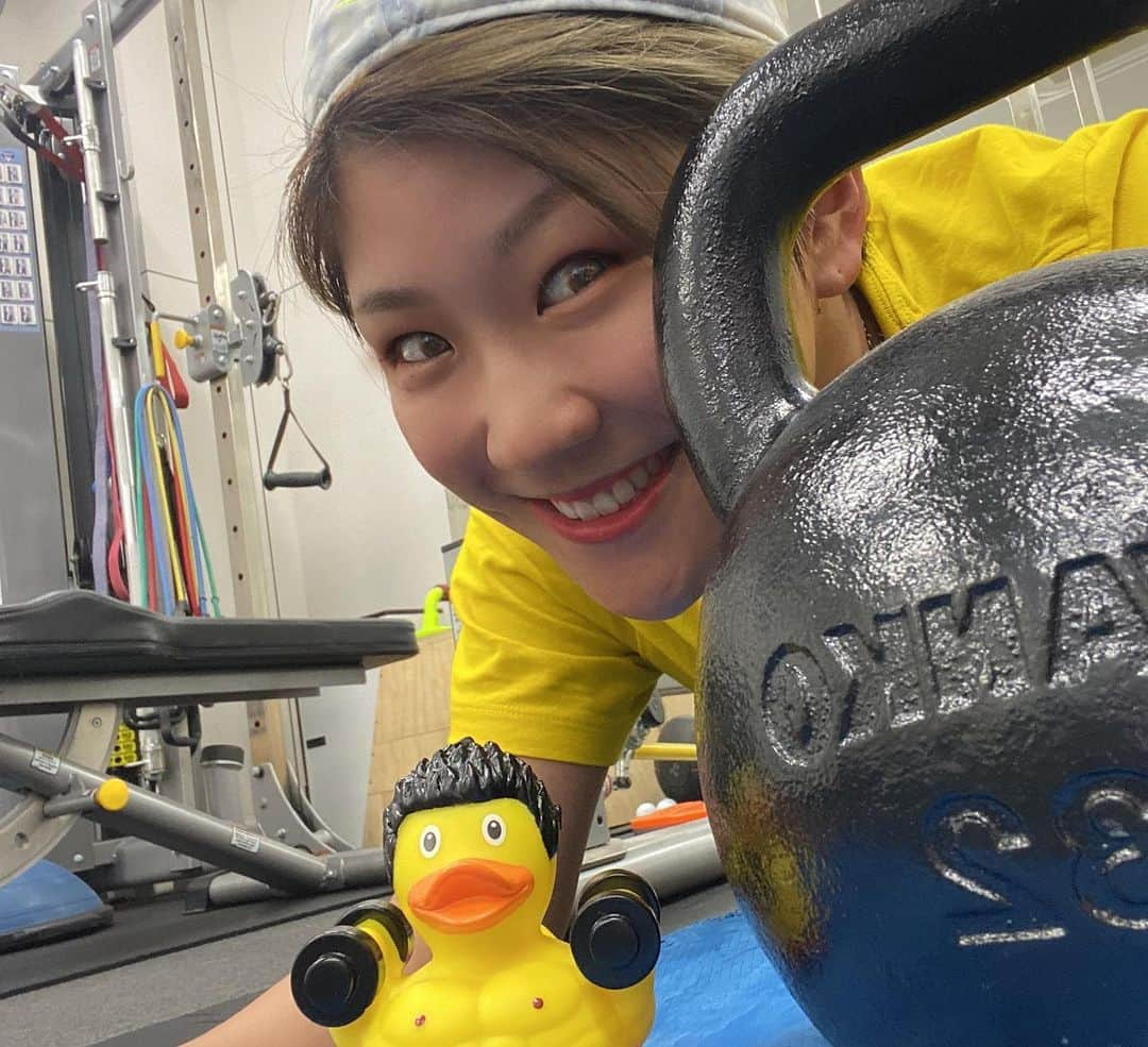 成田美寿々さんのインスタグラム写真 - (成田美寿々Instagram)「お友達です。 今日も元気にトレーニング。です。 すっぴんなので加工失礼します。 #ケトルベル #謎のアヒル #startug #安福一貴」11月15日 16時14分 - misuzunarita