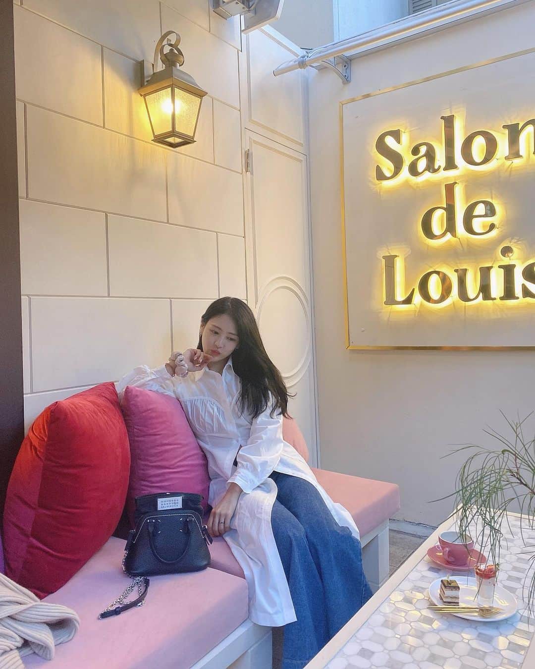 ハダムのインスタグラム：「Salon de Louis cafe  2호점 나들이 ❤️ 요자요자한척하기 😅  . . #salondelouis2 #tokyo」