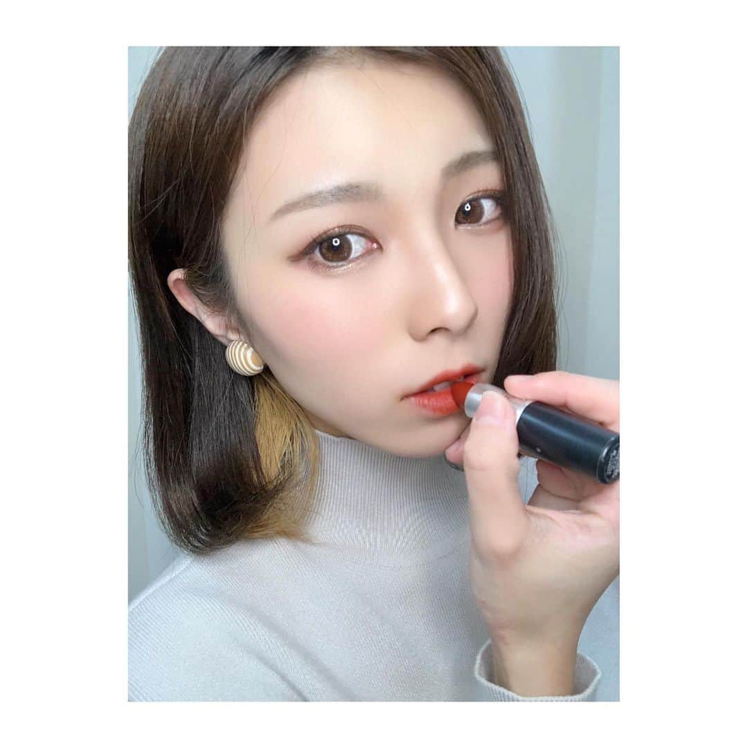 森脇加奈子のインスタグラム：「💄  最近のお気に入りリップ MACのマラケシュ！  マットな質感、ブラウンみのある赤が秋っぽいと私の中で話題になったので買いました さぞや秋冬のお洒落を楽しませてくれるのであろう…  MACのリップってちょっと気になるとドンドコ買ってしまう 渋谷の西武に行くと出入り口近いのもあってまず一番最初に見ちゃう笑  MACのリップはしっかり塗りもぽんぽん塗りもどっちもカワイイ、最強リップなのだよ〜！  #前髪切る前の写真 #MAC #cosmetics #マラケシュ #GU #きゃなこすめ」