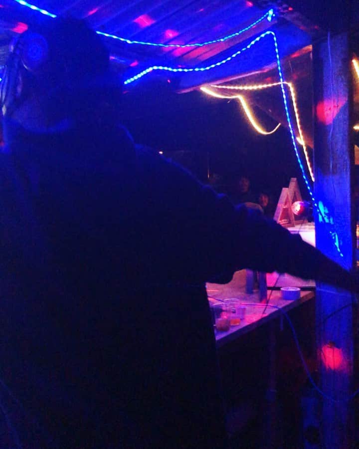 ZEN-LA-ROCKのインスタグラム：「TOUR2日目👀 初の山でのDJでしたがコレまた最&高でした‼️踊ってくれた皆様に感謝っっっ しかし標高1000mの深夜の山は寒かった。。。🤤 さてこの後は神戸 @otohatoba です。 22時過ぎ頃からPLAY予定なので是非🌋 千/秋/楽っ . . . #aoi夜 #fncy #naturalcamp #岡山 #zenlarock」