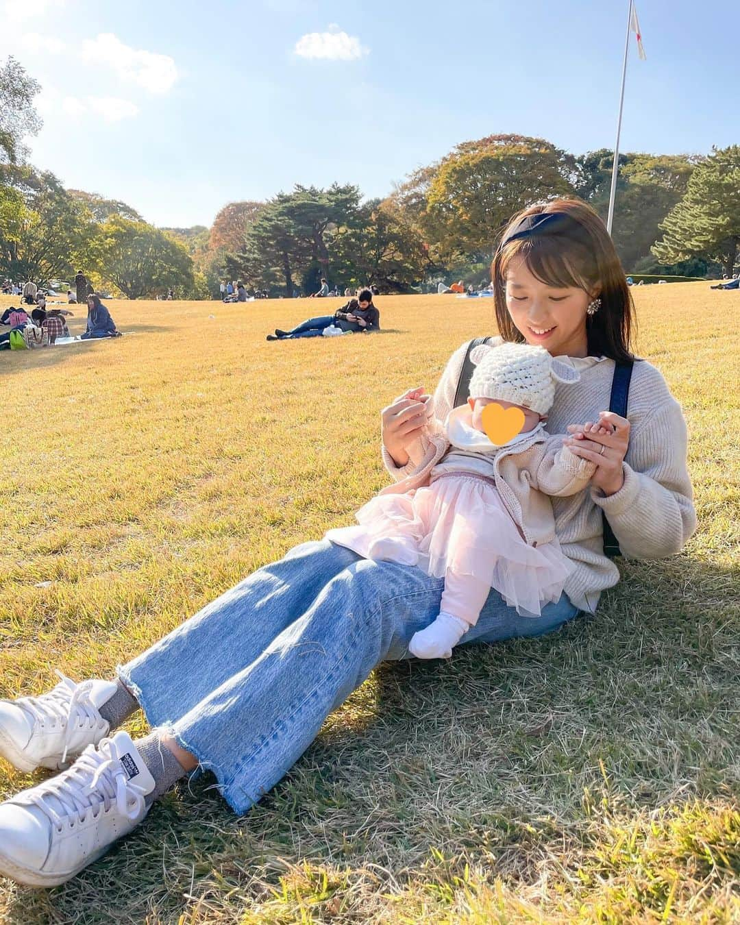 林弓束さんのインスタグラム写真 - (林弓束Instagram)「. とーってもいい天気🌞な週末でしたね👍✨ 芝生に座って自然に触れてなんと気持ち良い❤️ 気持ち良すぎて娘はぐっすりでした😆💕笑 赤ちゃんの寝顔、ほんと天使ですよね😍👼 6か月過ぎたのでベビーカーも座る式になりました👏 日々成長中🌸 . . . . #令和ベビー #ベビスタグラム  #令和2年ベビー #新米ママ #初産 #初ママ #女の子ママ #女の子ベビー #乳児 #赤ちゃん #赤ちゃんのいる暮らし #赤ちゃんのいる生活  #6ヶ月ベビー #生後6ヶ月 #6ヶ月 #5月生まれ#2020年5月生まれ #ママと娘 #母娘 #親子 #yoyobabyzen #赤ちゃんの寝顔 #赤ちゃんの寝顔は天使」11月15日 16時35分 - hayashiyuzuka