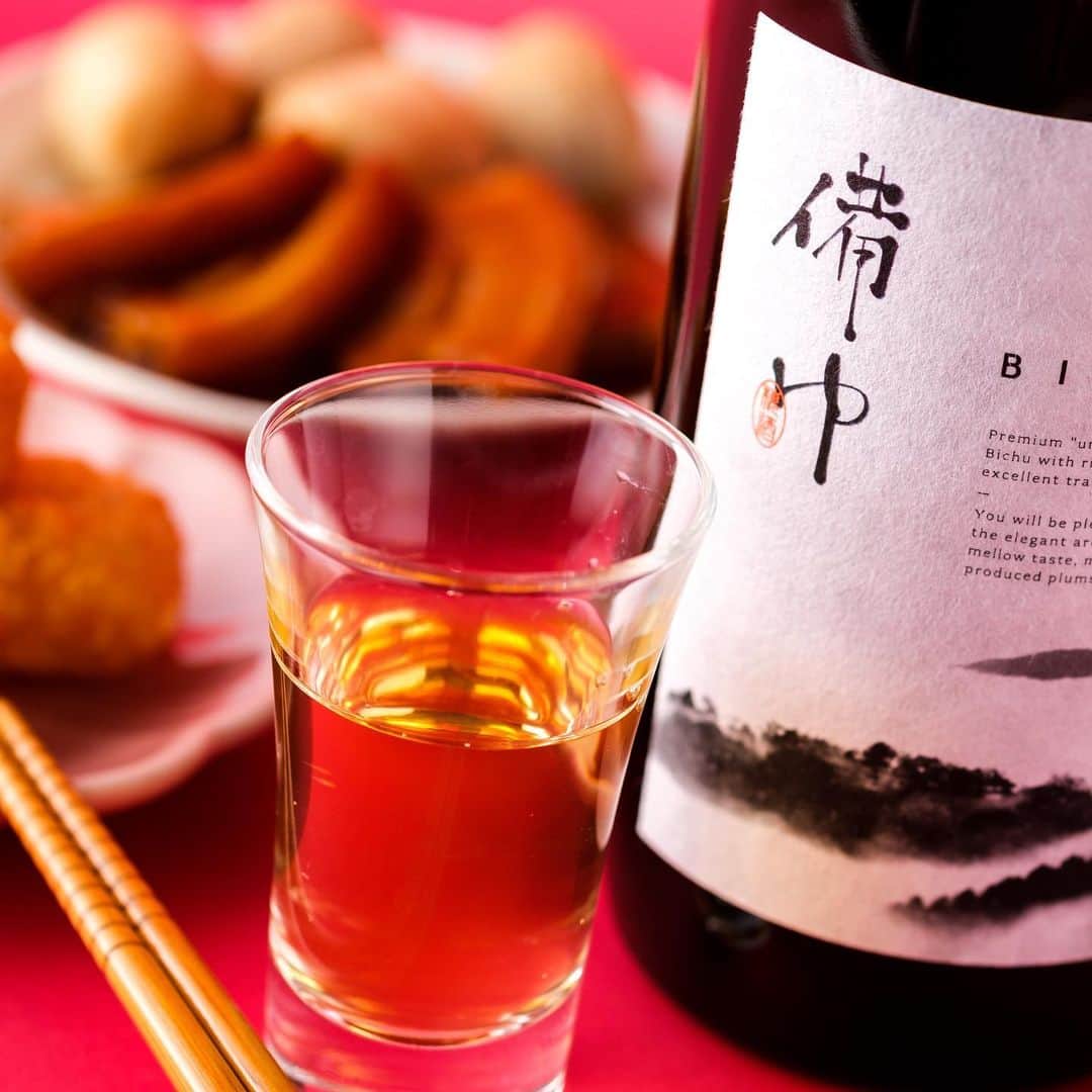 KURAND@日本酒飲み放題さんのインスタグラム写真 - (KURAND@日本酒飲み放題Instagram)「岡山の梅酒「備中」🍑  厳選した岡山産の梅と日本酒原酒を使用し、1年間じっくりと寝かせました🤤 　 ベースには日本酒の原酒を使用し、仕上げに大吟醸酒をブレンドして華やかな香りを演出しています。   １年間じっくりと寝かせているのでマイルドな口あたりと梅の甘酸っぱさやコクを楽しめる味わいに仕上がっています✨ 　 蔵のある岡山県西部は、かつて備中と呼ばれていました。また、伝統ある岡山の杜氏集団「備中杜氏」の故郷の一つでもあります💪 　 酒造りに用いられる、受け継がれてきた伝統の技法を梅酒にも使用。 　 こだわりの技が光る味わい深い梅酒をじっくりとお楽しみください😊  飲み方は、まずはロックやストレートで、まろやかな口あたりをご堪能ください🧊 　 コクのある上品な味わいは、ソーダで割ってもしっかりと感じられます🍸  酒類 :梅酒 産地 : 岡山県 アルコール度数 : 13% 価格 : ¥1,980(税別)  ———————————————  📷 タグ付け 又は #KURAND のハッシュタグで お写真を紹介させていただくことがございます。  また @kurand_info をタグ付けして投稿してください✨  みなさまの素敵なお写真や、 おいしかった😊など感想コメントもお待ちしてます🙌  ——————————————— KURAND（クランド）は、お酒とワクワクをお届けする、 新しいお酒のオンラインショップです。  お酒に興味がある方は、 このアカウントのプロフィール @kurand_info のURLからオンラインショップへ❗️  オンラインショップのなかで、商品名で検索🤩  ——————————————— #KURAND #クランド #岡山のお酒 #備中 #日本酒梅酒 #梅酒ロック #梅酒好き #梅酒大好き #岡山地酒」11月15日 16時36分 - kurand_info