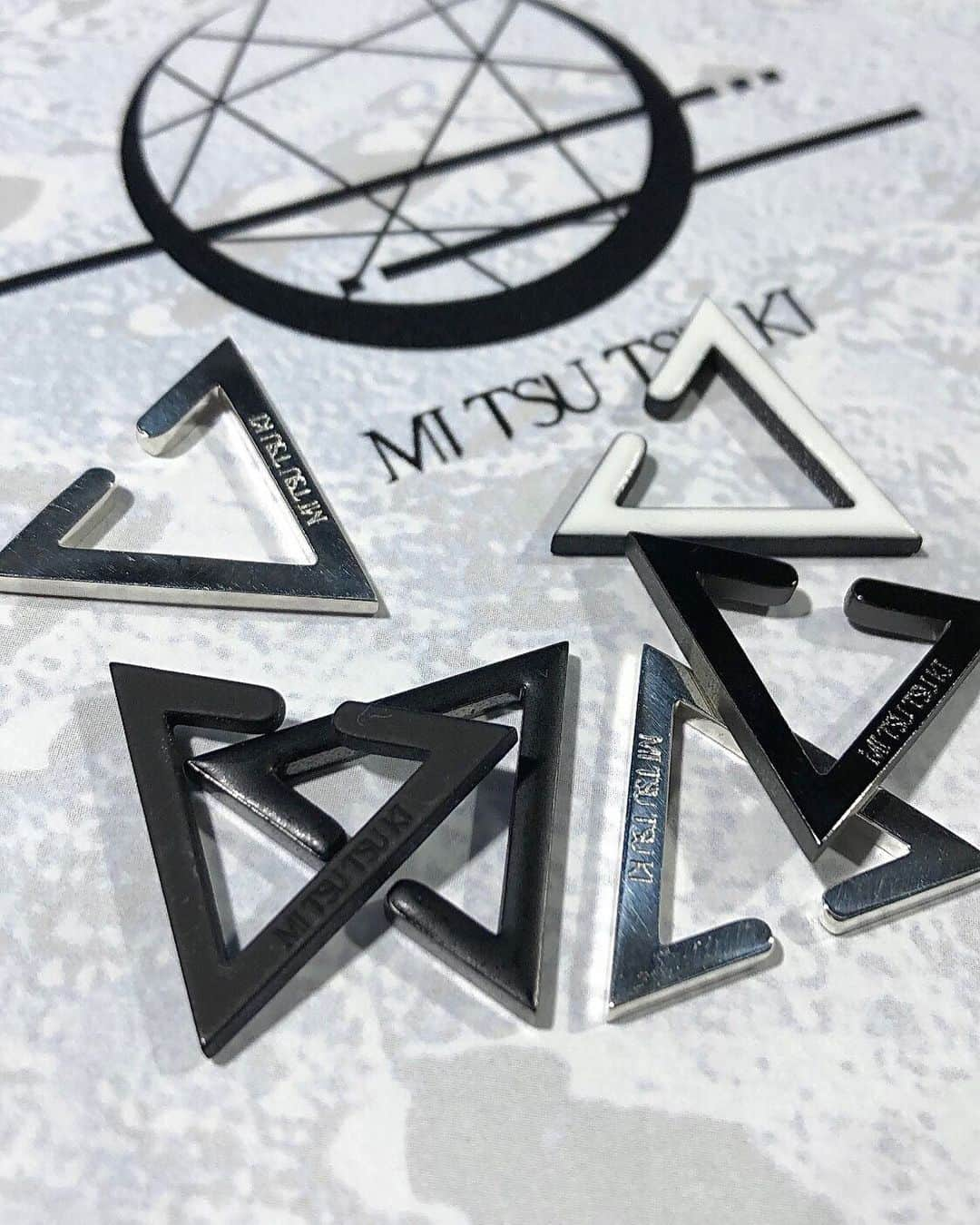 MOMIKENさんのインスタグラム写真 - (MOMIKENInstagram)「MI TSU TSU KI本日受注最終日です^ ^  『MITSUTSUKI LOGO TRIANGLE EAR CUFF』  ■受注期間 11月15日23:59:59〆切  【MITSUTSUKi 公式オンラインストア】 SILVER925↓ https://h-fractal.shop-pro.jp/?pid=155237940  MATTWHITE×MATTBLACK↓ https://h-fractal.shop-pro.jp/?pid=155238026  MATTBLACK×GUNMETAL BLACK↓ https://h-fractal.shop-pro.jp/?pid=155238052  #mitsutsuki#ミツツキ#momiken#earcuff#イヤーカフ#家でヘドバンしても取れずに大丈夫でした」11月15日 16時36分 - momiken_spyair