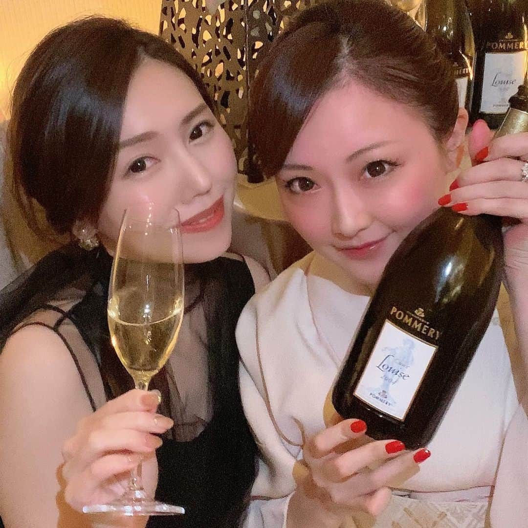 一ノ瀬瑞帆のインスタグラム：「れいな、いつもありがとう💗 私も今月れいなのお祝い行きます🥂🥂 ・ 6年前、一緒に働いてた頃が懐かしいよ💗 #銀座 #銀花 #仲良し #鹿児島の友達 #お誕生日お祝い #シャンパン #ポメリー #ありがとう #感謝」