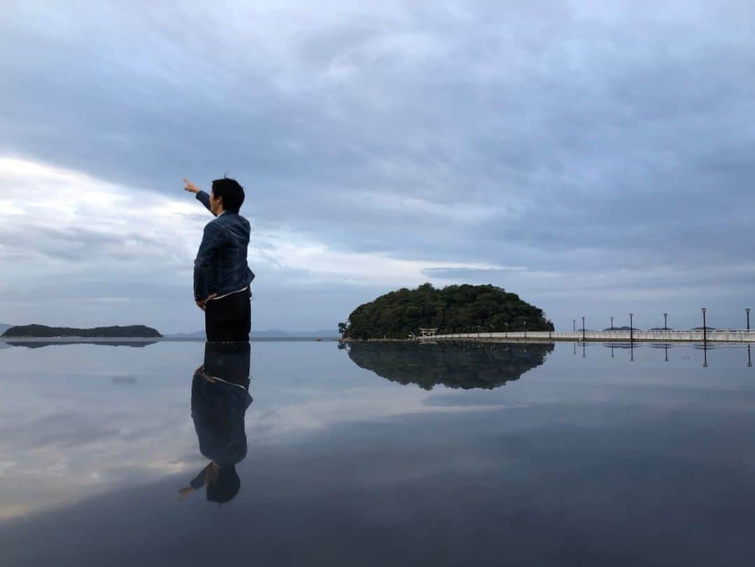 濱田隼さんのインスタグラム写真 - (濱田隼Instagram)「以前ロケで撮った写真です。  愛知県蒲郡市にある #ガマフォルニア と #ガマニ塩湖 。 ※蒲郡市のカリフォルニアのような場所 と   蒲郡市のウユニ塩湖のような場所   です^ ^  写真を撮るとき、画角やポージングにこだわると 大満足の写真が撮れるかも？！  #ドデスカ #最旬スクープ #愛知県 #蒲郡市 #メーテレ #アナウンサー #濱田隼」11月15日 16時31分 - shun_hamada_nbn