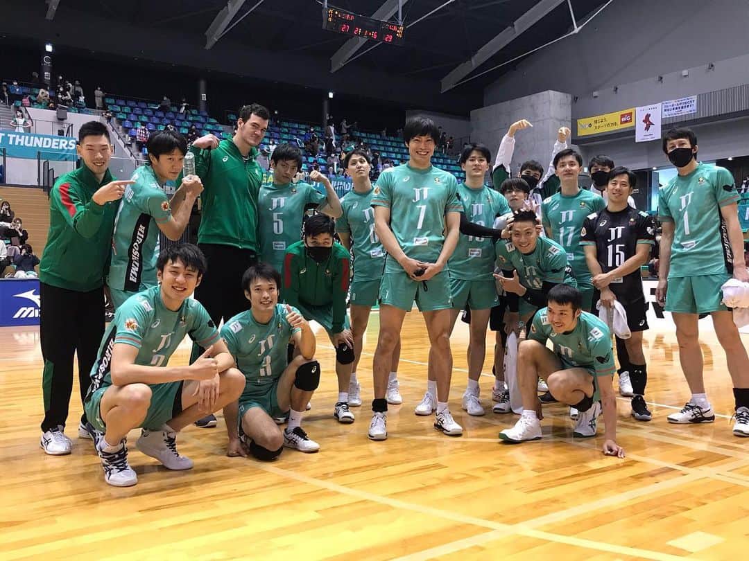 のインスタグラム：「… vs VC長野 3-1 WIN !!! 今日も大変な試合でした😂  #1115 #7勝目 #JTサンダーズ広島 #Vリーグはバレーだよ」