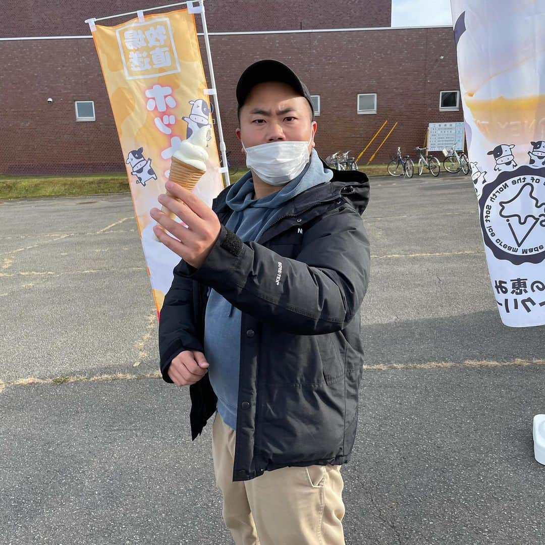 石橋遼大（四千頭身）さんのインスタグラム写真 - (石橋遼大（四千頭身）Instagram)「北海道釧路にて ・ #胎児のように寝る相田さん #漫画のわんぱく少年のように寝るちゅうえいさん #この態勢でいびきしてる #空き時間はカフェへ #ラバーガールの飛永さんもご一緒に #ソフトクリーム頬張る直前の岡部さん」11月15日 16時39分 - 4000ishibashi