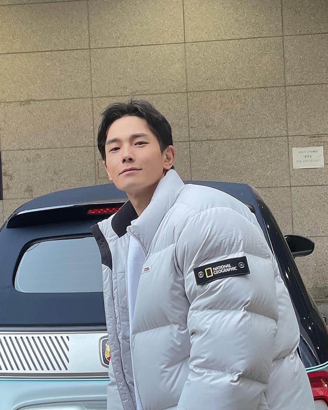 オン・ジュワンのインスタグラム：「#협찬 #내셔널지오그래픽어패럴  @ng_apparel 가볍고 색도 밝은 겨울패딩👍 올 겨울은 이거다!! 덕분에 따뜻하게 공연할께요👍」